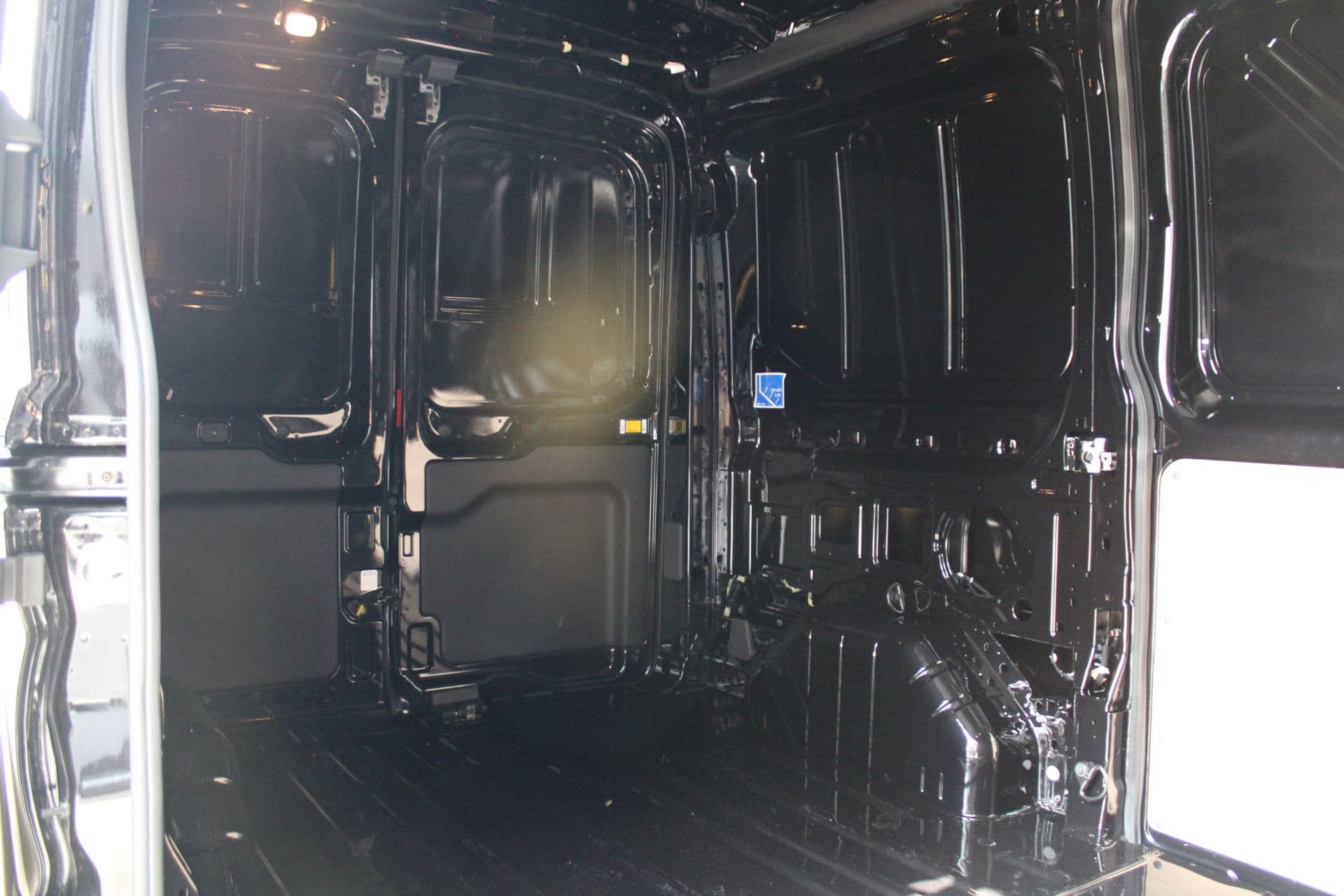 Ford Transit 350 2.0 TDCI L2H2 Limited 165pk - 2x Schuifdeur - Navi - 360 Camera - Adaptive Cruise - Xenon - Blind Spot - Rijklaar thumbnail 6