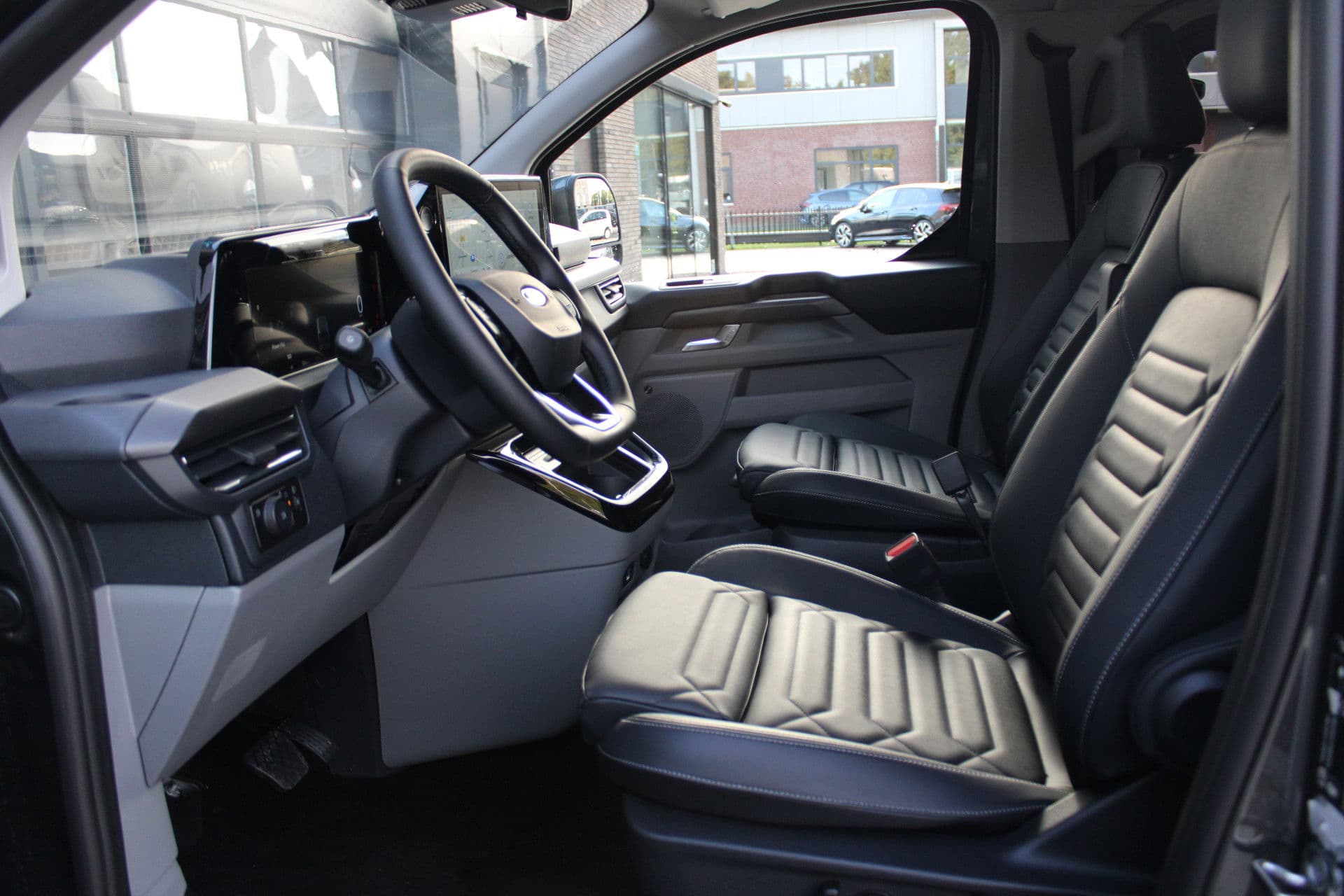 Ford Tourneo Custom 340 2.5 PHEV L2H1 Titanium X 232pk - ACC - Pano - B&O - Elek. schuifdeuren - 360 camera - Elek-Trekhaak - Prijs excl. BTW - Rijklaar thumbnail 2