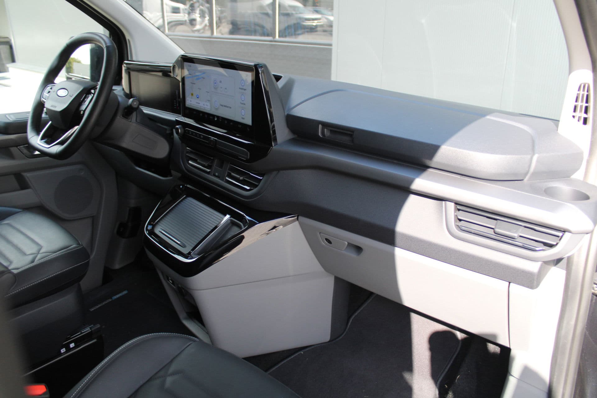 Ford Tourneo Custom 320 2.0 TDCI L2H1 Titanium X DC 170pk - Adaptive Cruise - LED - Blind Spot - Leder - Navigatie - 360 Camera - Trekhaak - Rijklaar thumbnail 46