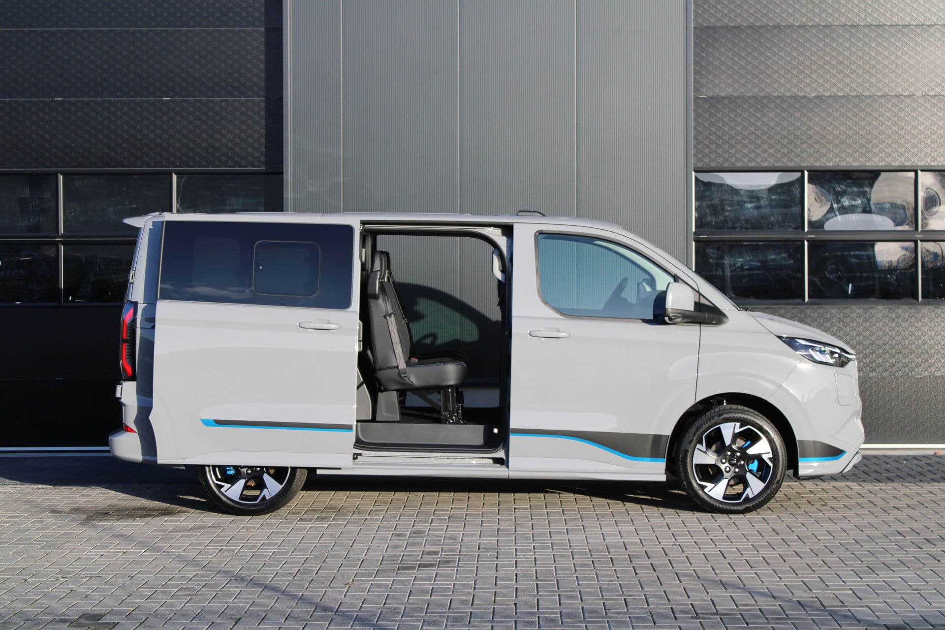 Ford Transit Custom 320 2.5 PHEV L1H1 Sport DC 232pk - 2x Schuif - 360 Camera - ACC - Keyless - Stoel/Stuurverwarming - Blindspot - Incl BPM - Rijklaar thumbnail 5