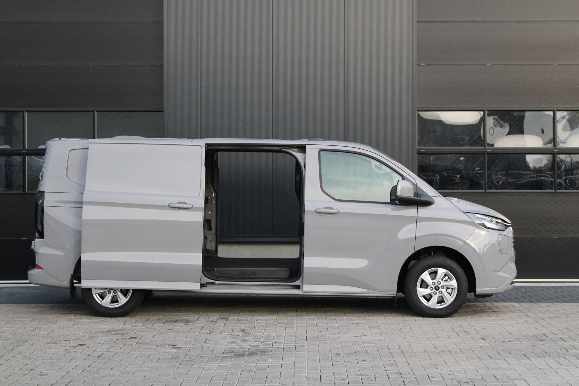 Ford Transit Custom 320 2.5 PHEV L2H1 Limited 232pk - 2x Schuifdeur - Trekhaak - Stoel/Stuurverwarming - ACC - Blindspot - Keyless - Rijklaar thumbnail 5