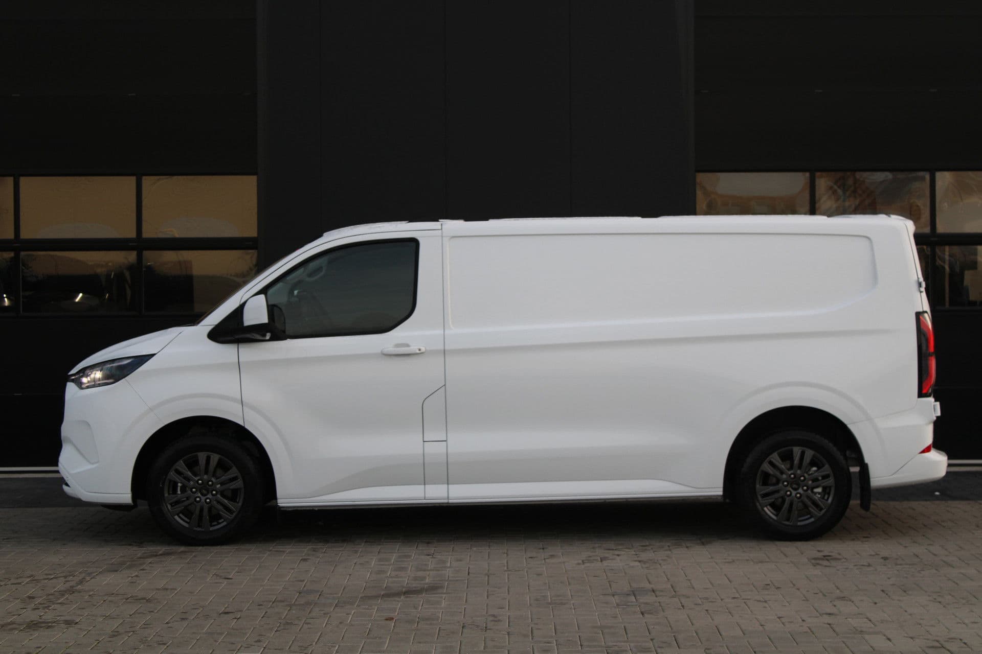 Ford E-Transit Custom 340 L2H1 Limited 65 kWh 218pk - LED - 360 Camera - B&O - ACC - Navi - Stoel/Stuurverwarming - Rijklaar thumbnail 9