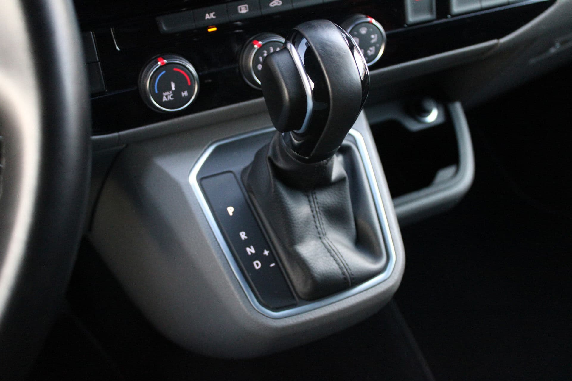 Volkswagen Transporter 2.0 TDI L2H1 28 Bulli 150pk - 20 Inch - Camera - Trekhaak - Leder - ACC - LED - Rijklaar thumbnail 35