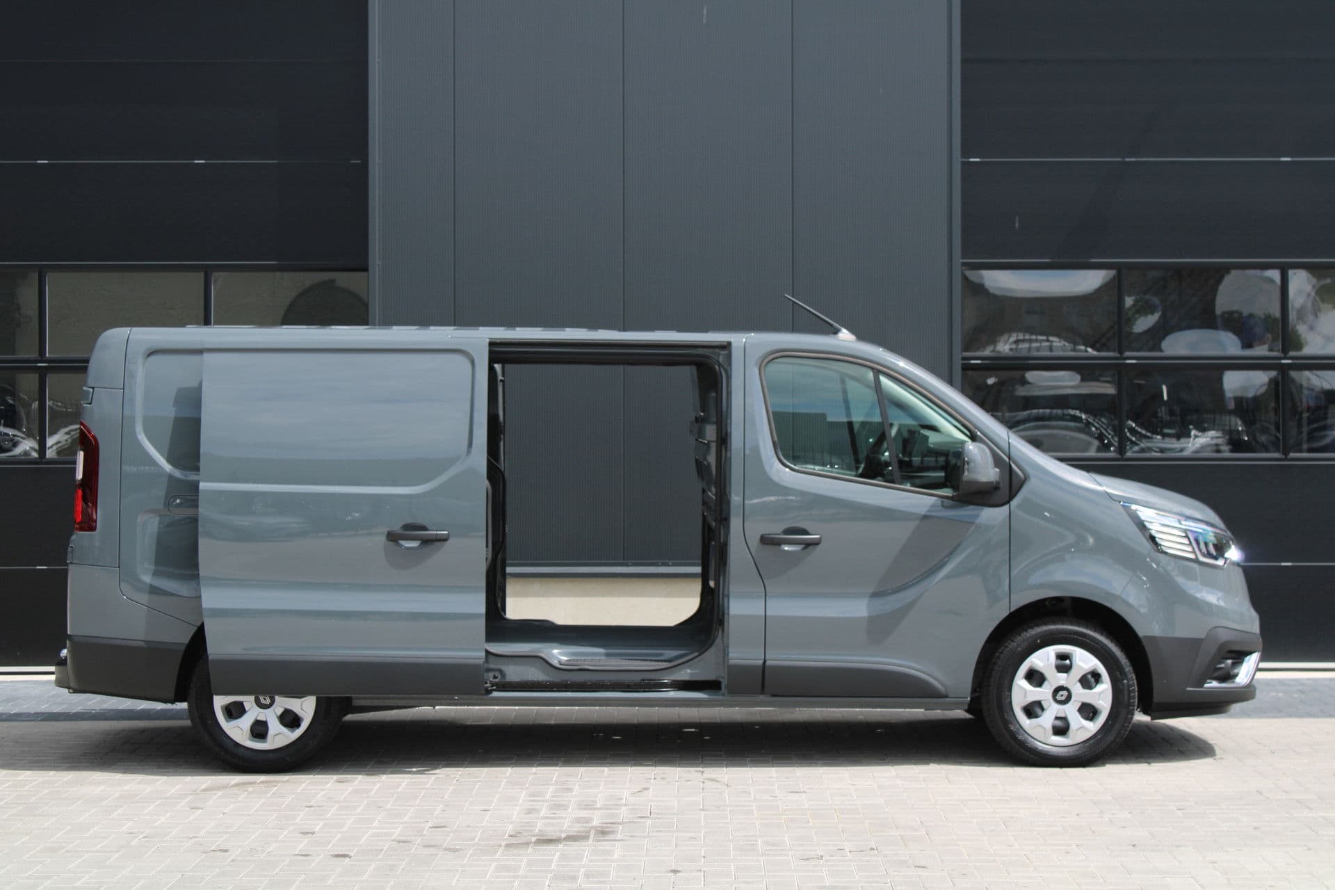 Renault Trafic 2.0 Blue dCi 130pk T30 L2H1 Advance - 2x Schuifdeur - Achteruitrijcamera - Carplay - Android - Allseason - Trekhaak - Rijklaar thumbnail 32