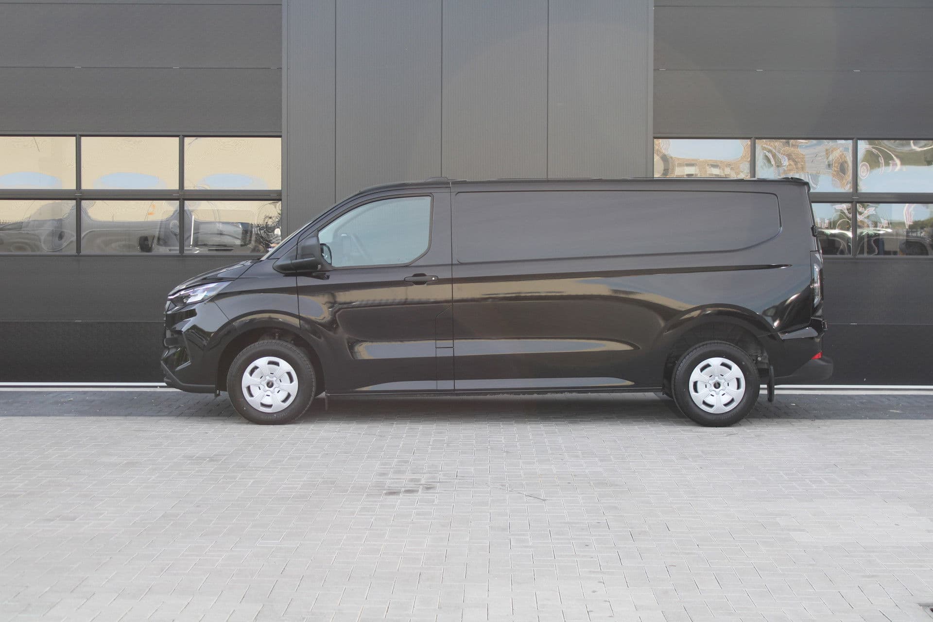 Ford Transit Custom 320 2.0 TDCI L2H1 Trend 170pk - Achterklep - Carplay - Android - LED koplampen - Stoelverwarming - 70l tank - Rijklaar thumbnail 10
