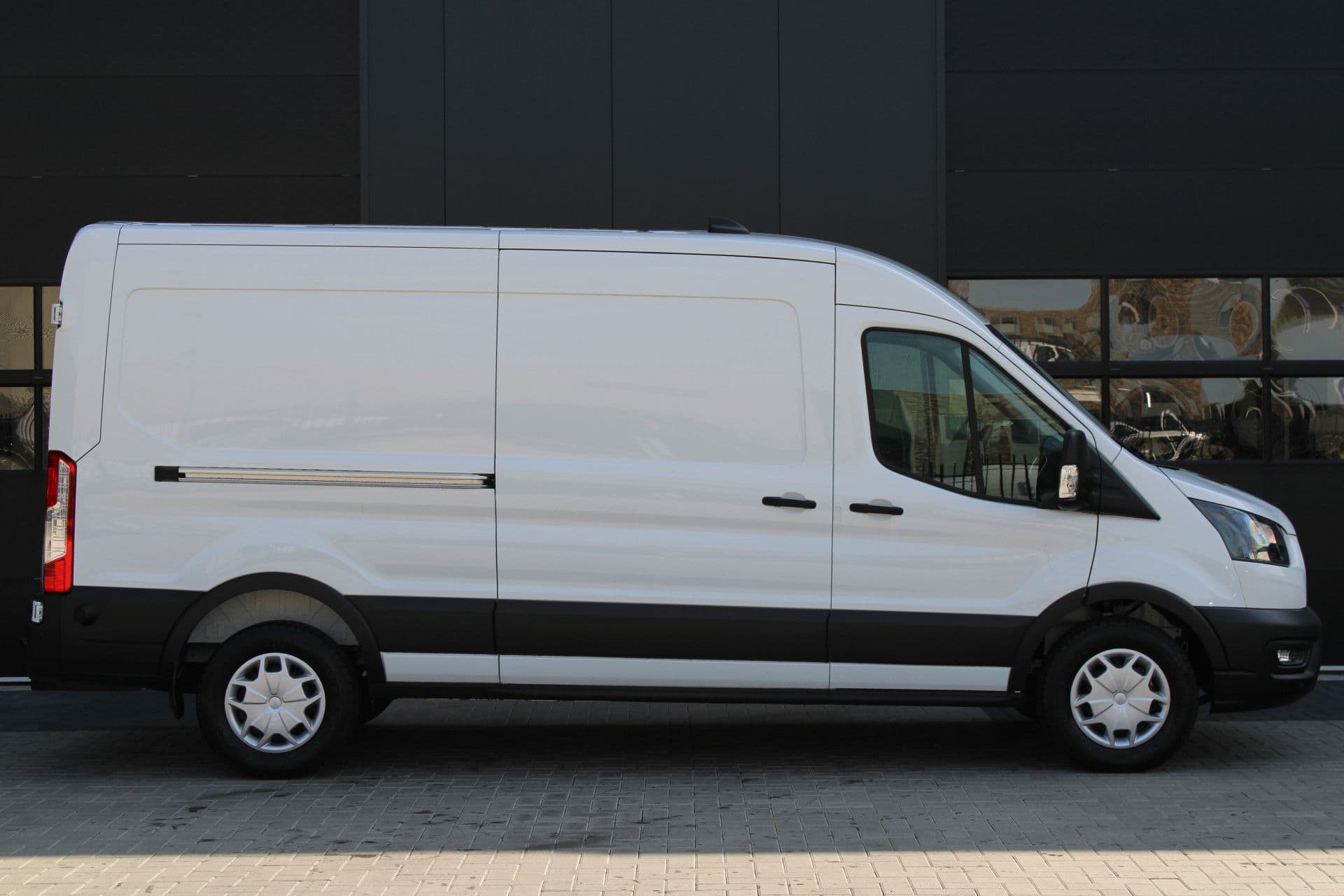Ford Transit 350 2.0 TDCI L3H2 Trend 130pk Trend - Navigatie - Blind Spot - Adaptive cruise - Camera - 270gr deuren - Trekhaak - Rijklaar thumbnail 26