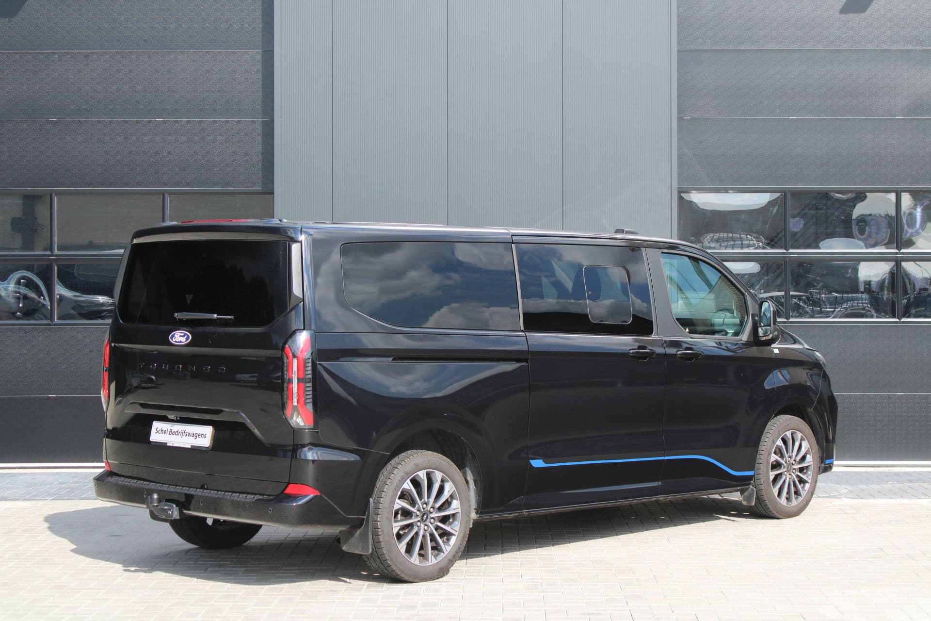 Ford Tourneo Custom 320 2.0 TDCI L2H1 Titanium X DC 170pk - Adaptive Cruise - LED - Blind Spot - Leder - Navigatie - 360 Camera - Trekhaak - Rijklaar thumbnail 6