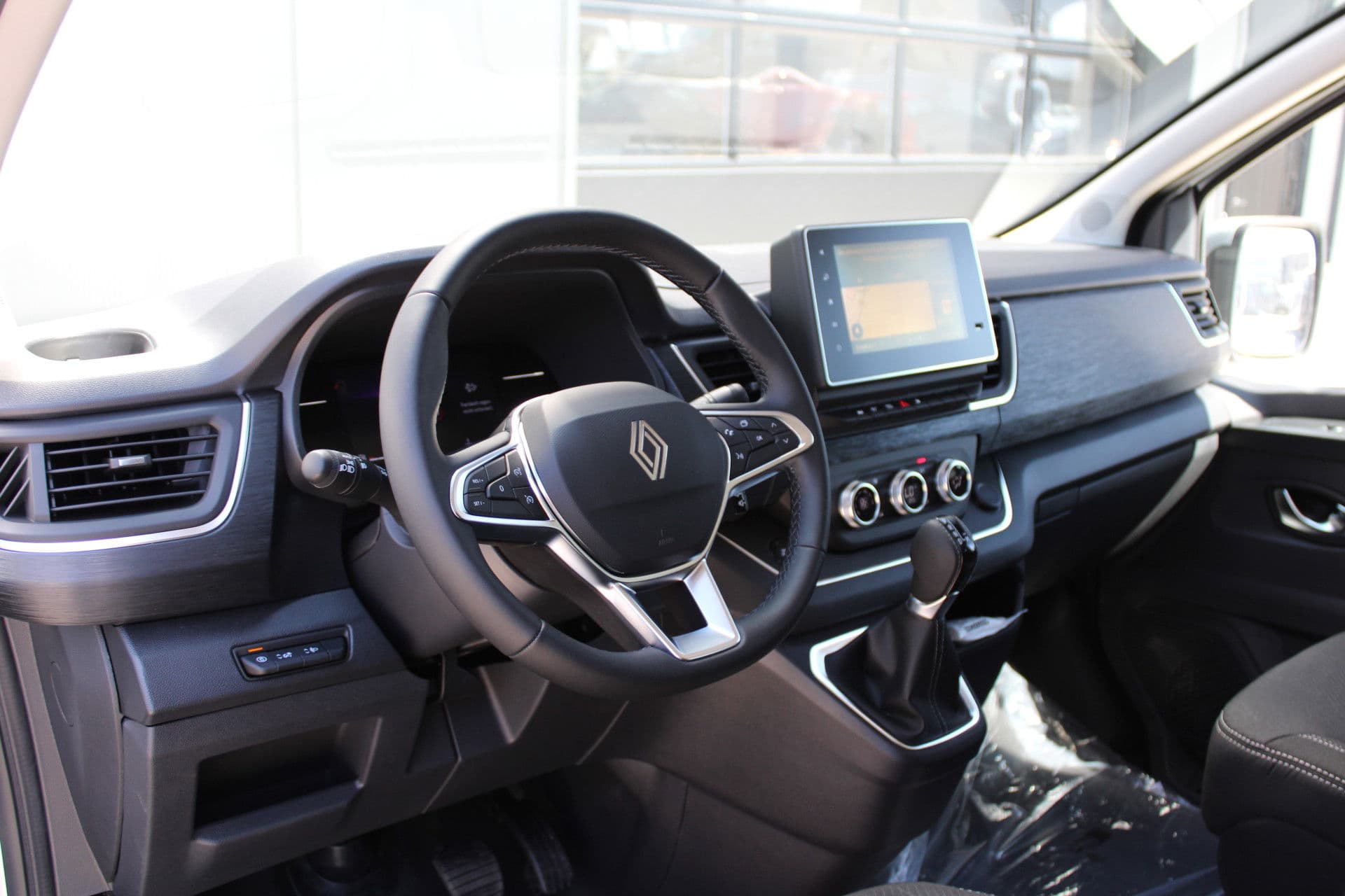 Renault Trafic 2.0 Blue dCi 170pk T29 L2H1 Extra DC - 2x Schuifdeur - Carplay - LED - Blind Spot - Navigatie - Camera - Trekhaak - Stoelverwarming - Rijklaar thumbnail 2