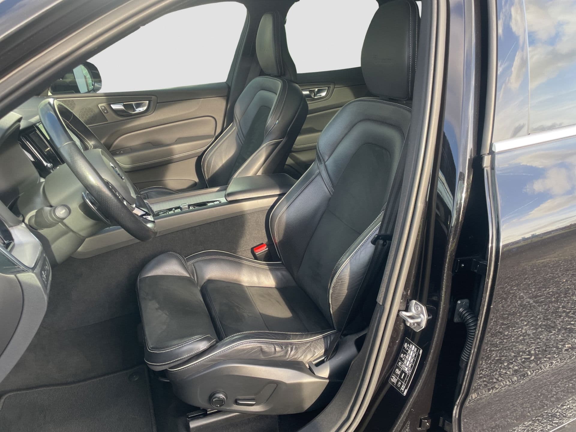 Volvo XC60 2.0 T8 Twin Engine AWD Inscription Elec.stoelen | Dodeh. | Trekhaak | Pano/schuifdak thumbnail 11