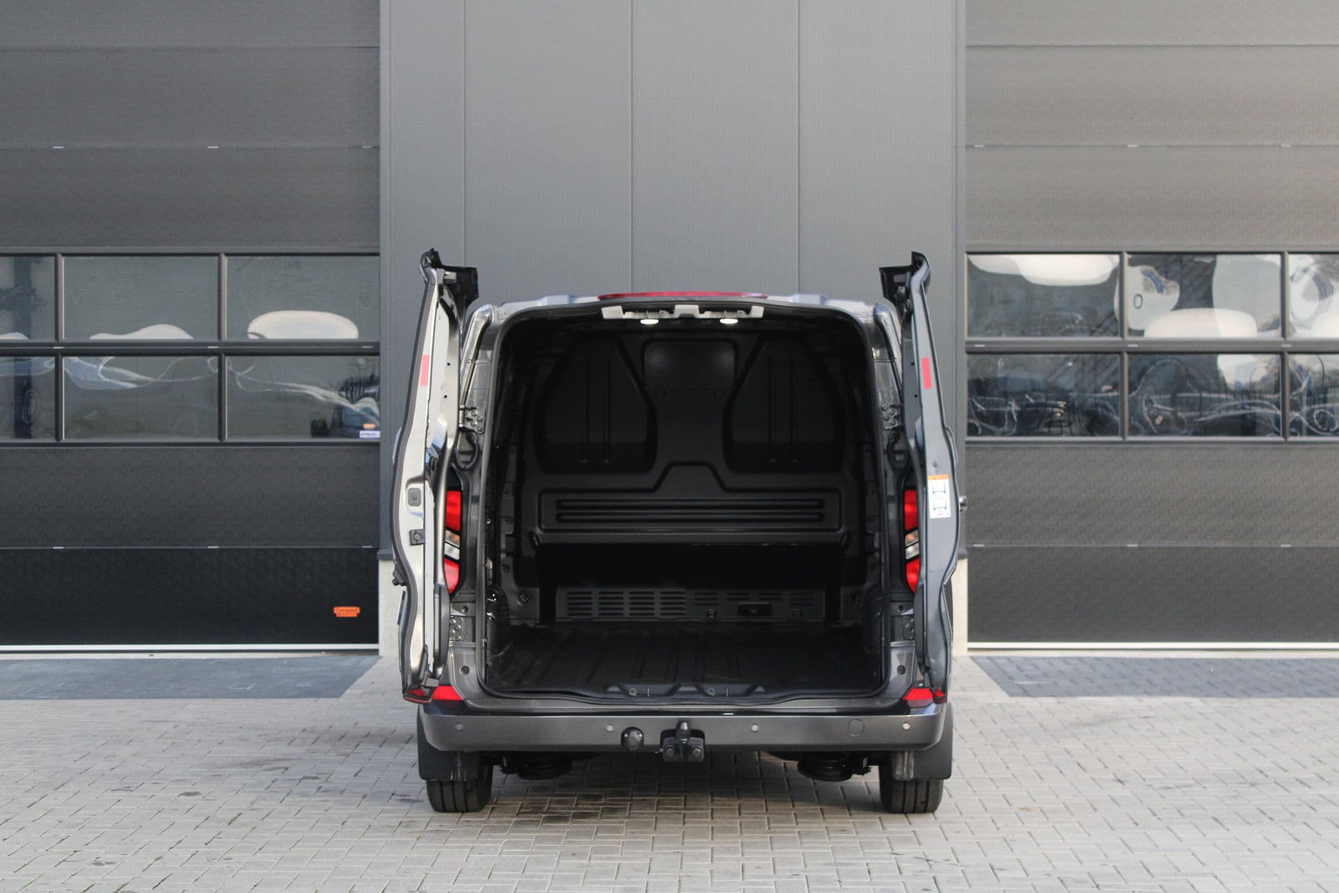 Ford Transit Custom 320 2.5 PHEV L2H1 Limited 232pk - 2x Schuifdeur - Trekhaak - Stoel/Stuurverwarming - ACC - Blindspot - Keyless - Rijklaar thumbnail 8