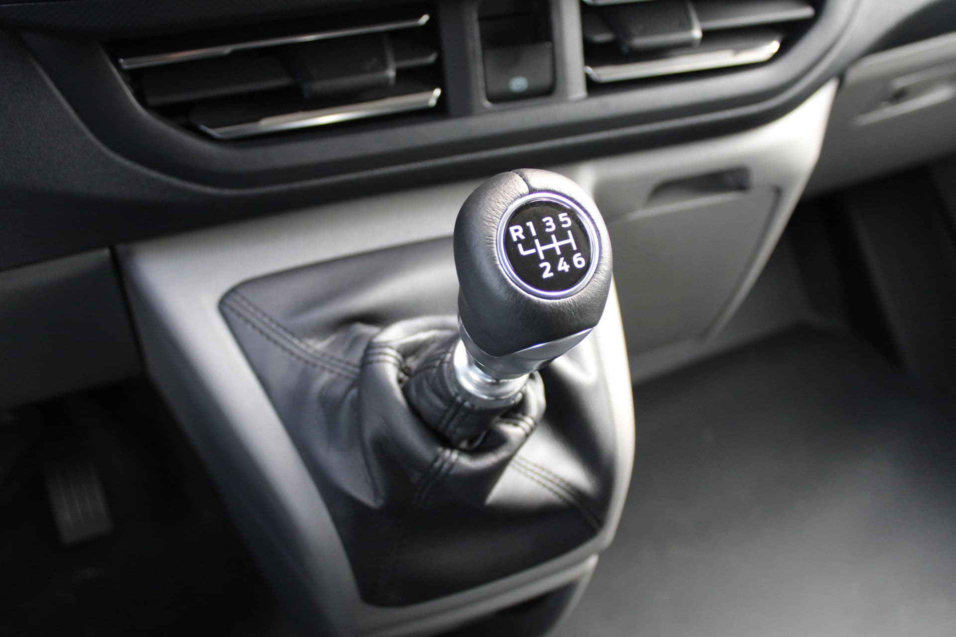 Ford Transit Custom 320 2.0 TDCI L2H1 Limited 150pk - Adaptive Cruise - Verwarmd stuur - Blind spot - Navigatie - Camera - Draadloos laden - Rijklaar thumbnail 31