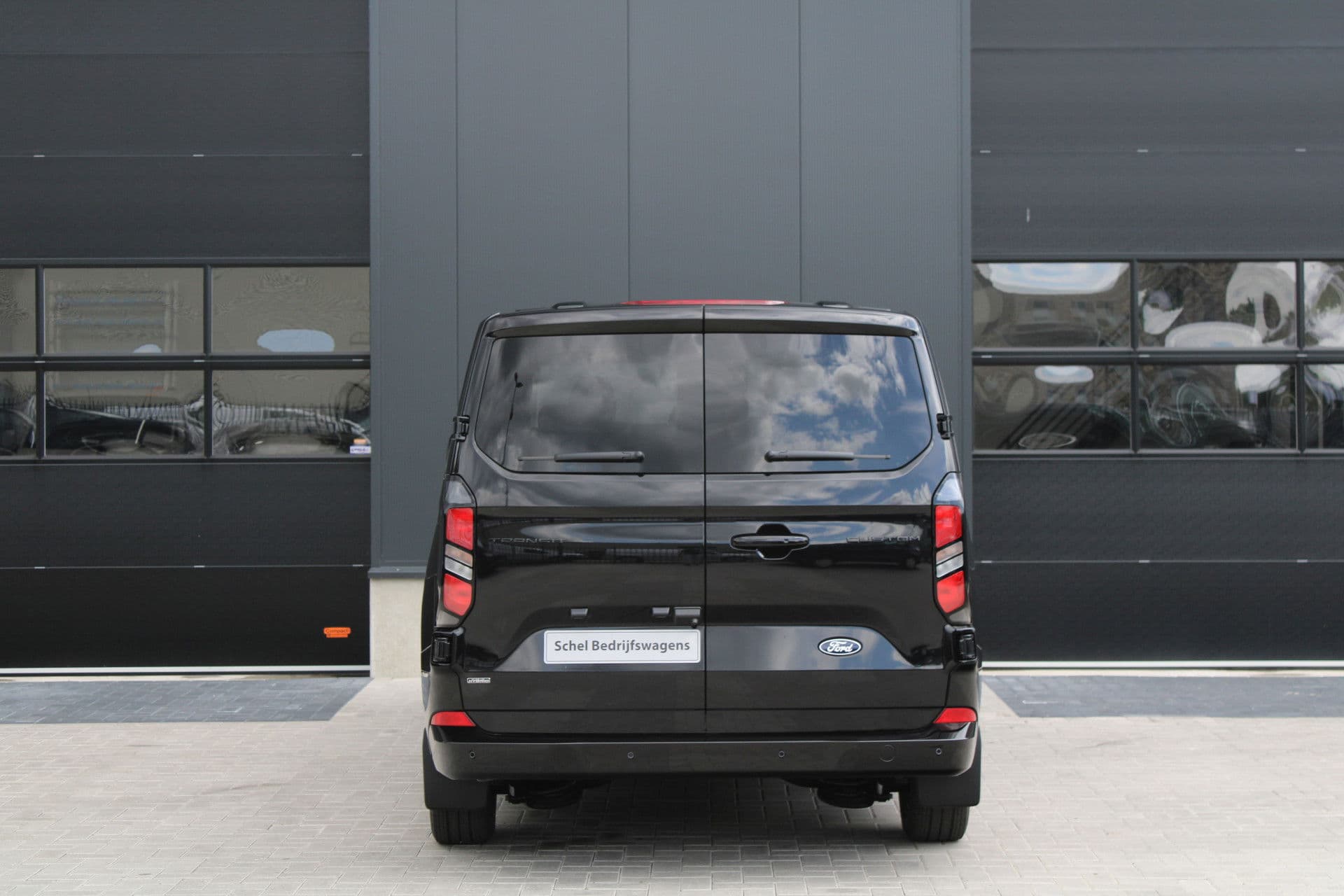 Ford Transit Custom 340 2.5 PHEV L2H1 Limited 232pk - 8 zits - Adaptive Cruise - Blind spot - Navi - Stuurverwarming - Airco achterin - Incl BPM - Rijklaar thumbnail 31