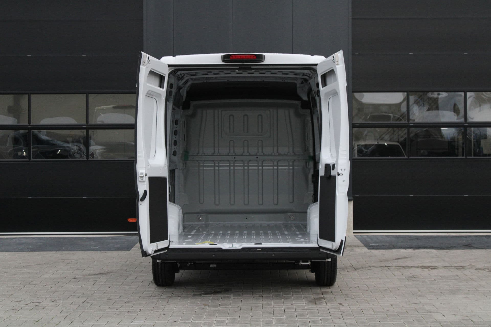 Opel Movano 33 2.2 CDTI 140pk L2H2 - Airco - Camera - Cruise - Blind Spot - 270 deuren - Rijklaar thumbnail 10