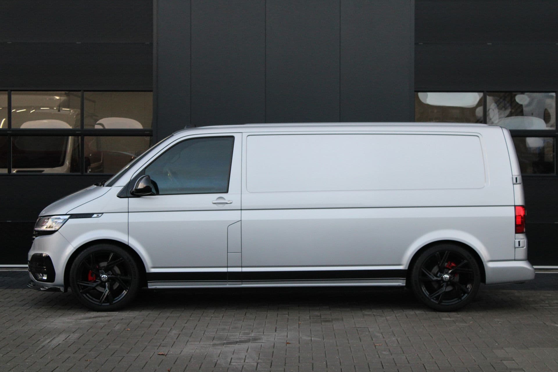 Volkswagen Transporter 2.0 TDI L2H1 28 Bulli 150pk - 20 Inch - Camera - Trekhaak - Leder - ACC - LED - Rijklaar thumbnail 10