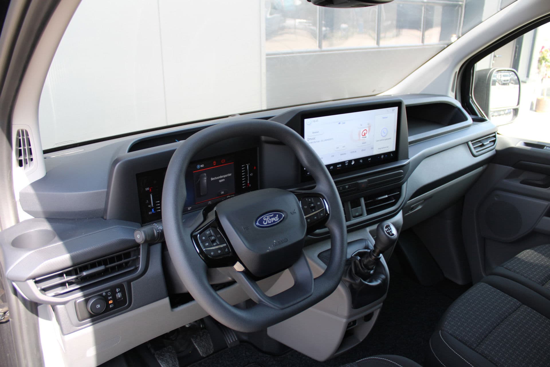 Ford Transit Custom 320 2.0 TDCI L2H1 Trend DC 136pk - Carplay - Android - Camera - Trekhaak - LED koplampen - Stoelverwarming - Draadloos laden - Rijklaar thumbnail 2