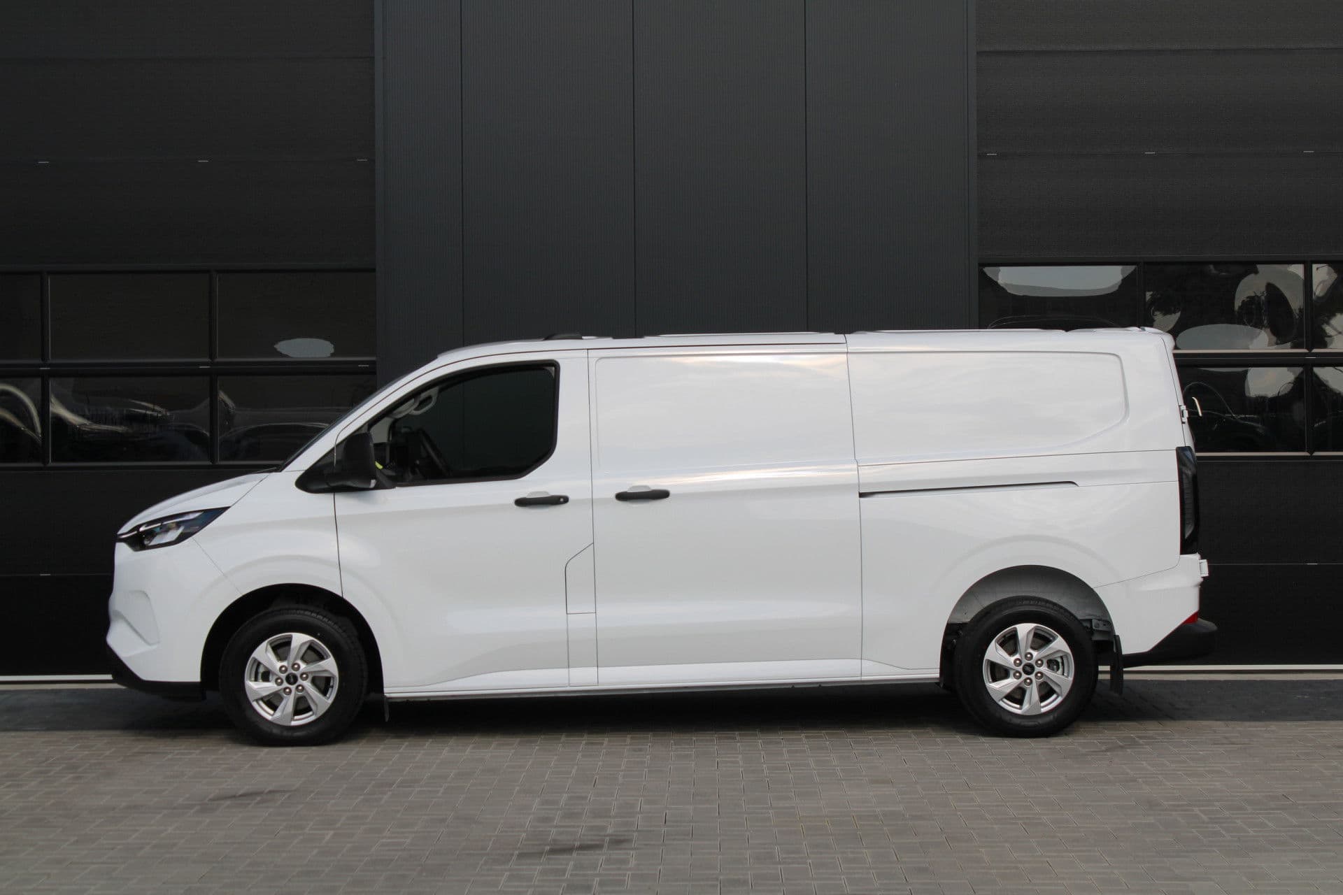Ford Transit Custom 320 2.5 PHEV L2H1 Trend 232pk - 5 jaar GARANTIE - 2x Schuifdeur - Adaptive Cruise - Blind Spot - Navigatie - Camera - Verwarmd Stuur - Rijklaar thumbnail 9