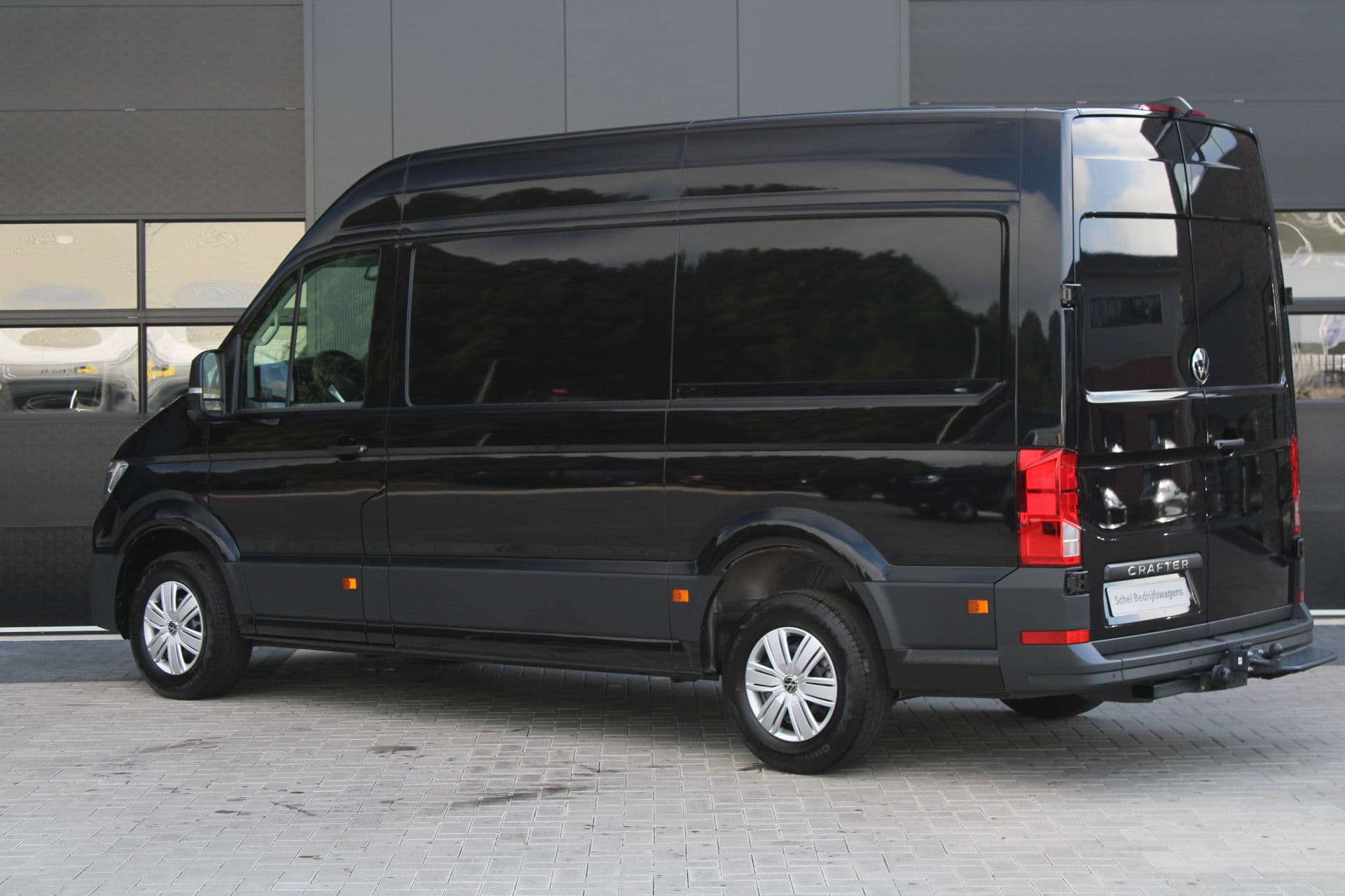 Volkswagen Crafter 35 2.0 TDI L3H3 177pk - Facelift - Navigatie - LED - Geveerde stoel - Virtual cockpit - Camera - Trekhaak - Stoelverwarming - Rijklaar thumbnail 40