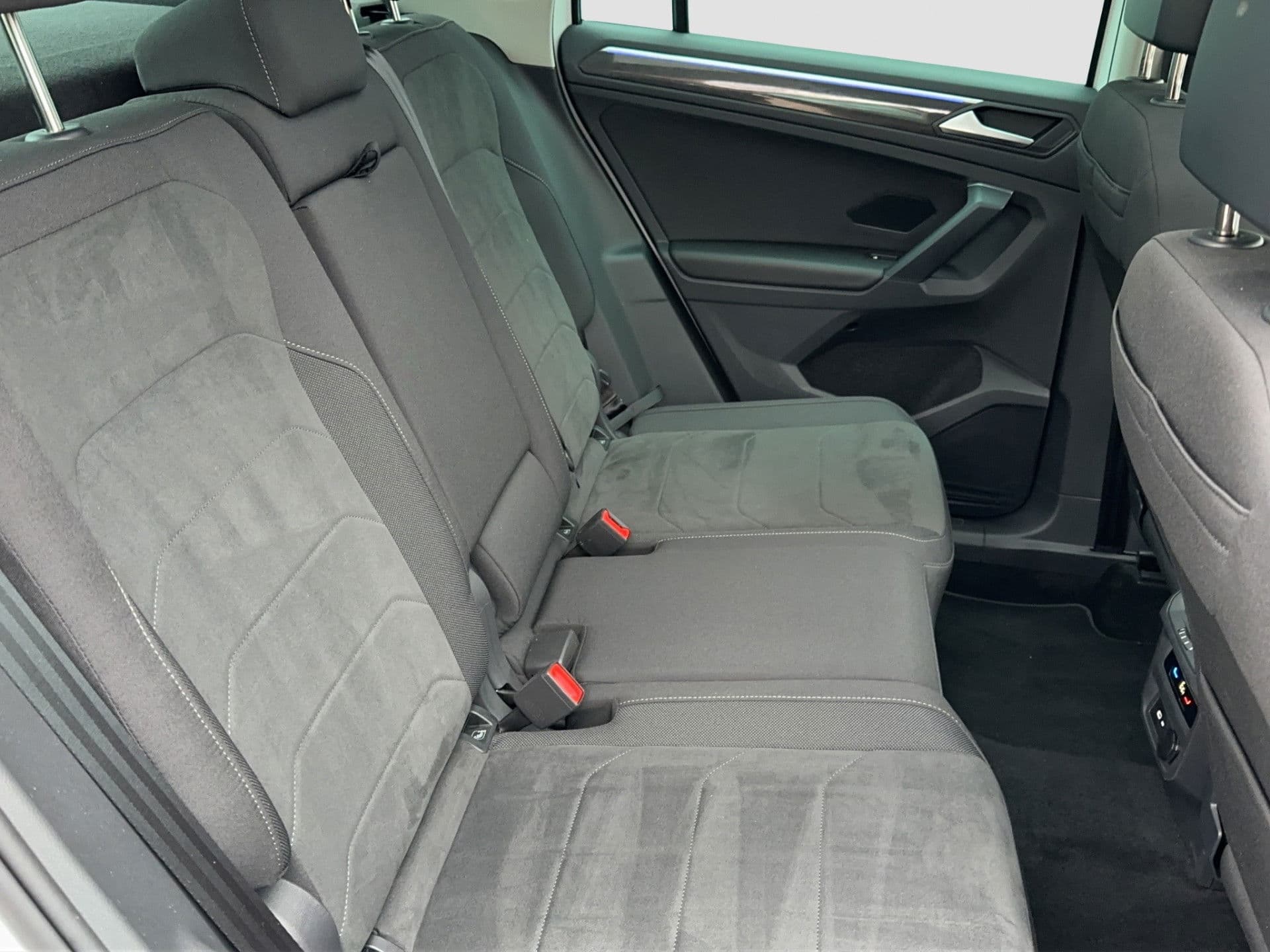 Volkswagen Tiguan 1.4 TSI PHEV Business+ | Panodak | navi | virtual | camera! thumbnail 17