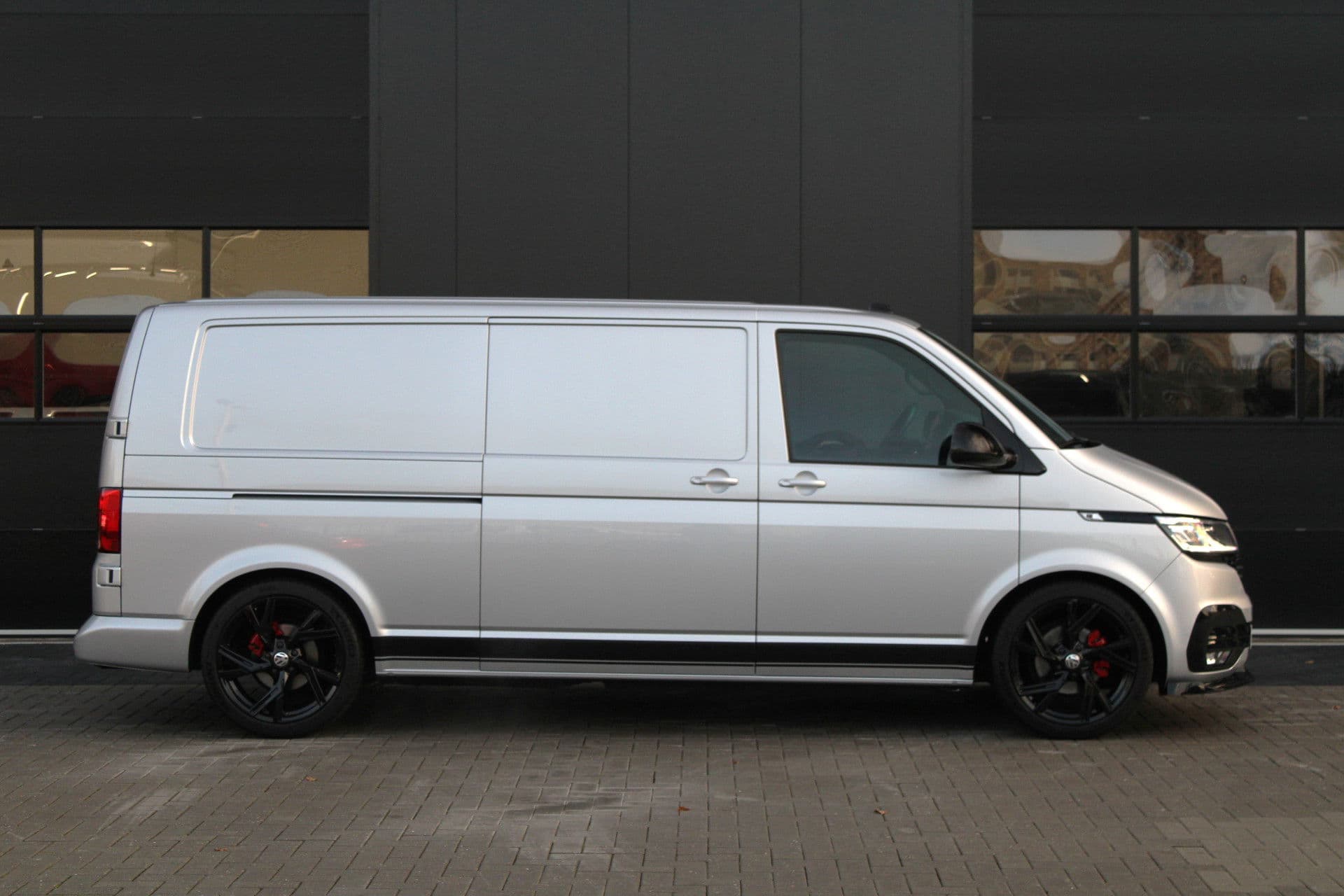 Volkswagen Transporter 2.0 TDI L2H1 28 Bulli 150pk - 20 Inch - Camera - Trekhaak - Leder - ACC - LED - Rijklaar thumbnail 5