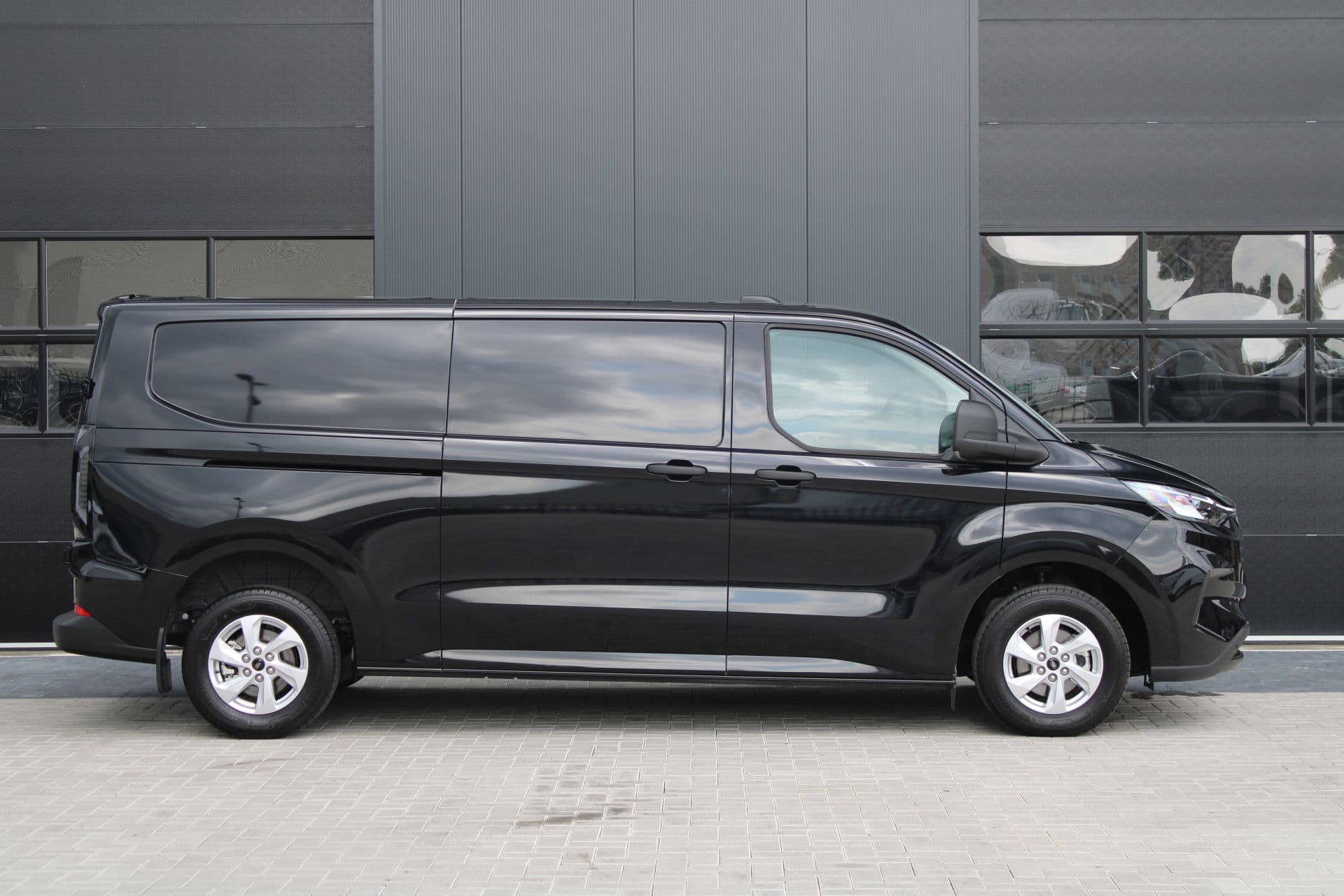 Ford Transit Custom 320 2.0 TDCI L2H1 Trend 170pk - 4x4 AWD - 2x Schuifdeur - Carplay - Android - Camera - Stoelverwarming - Verwarmd stuurwiel - Rijklaar thumbnail 5