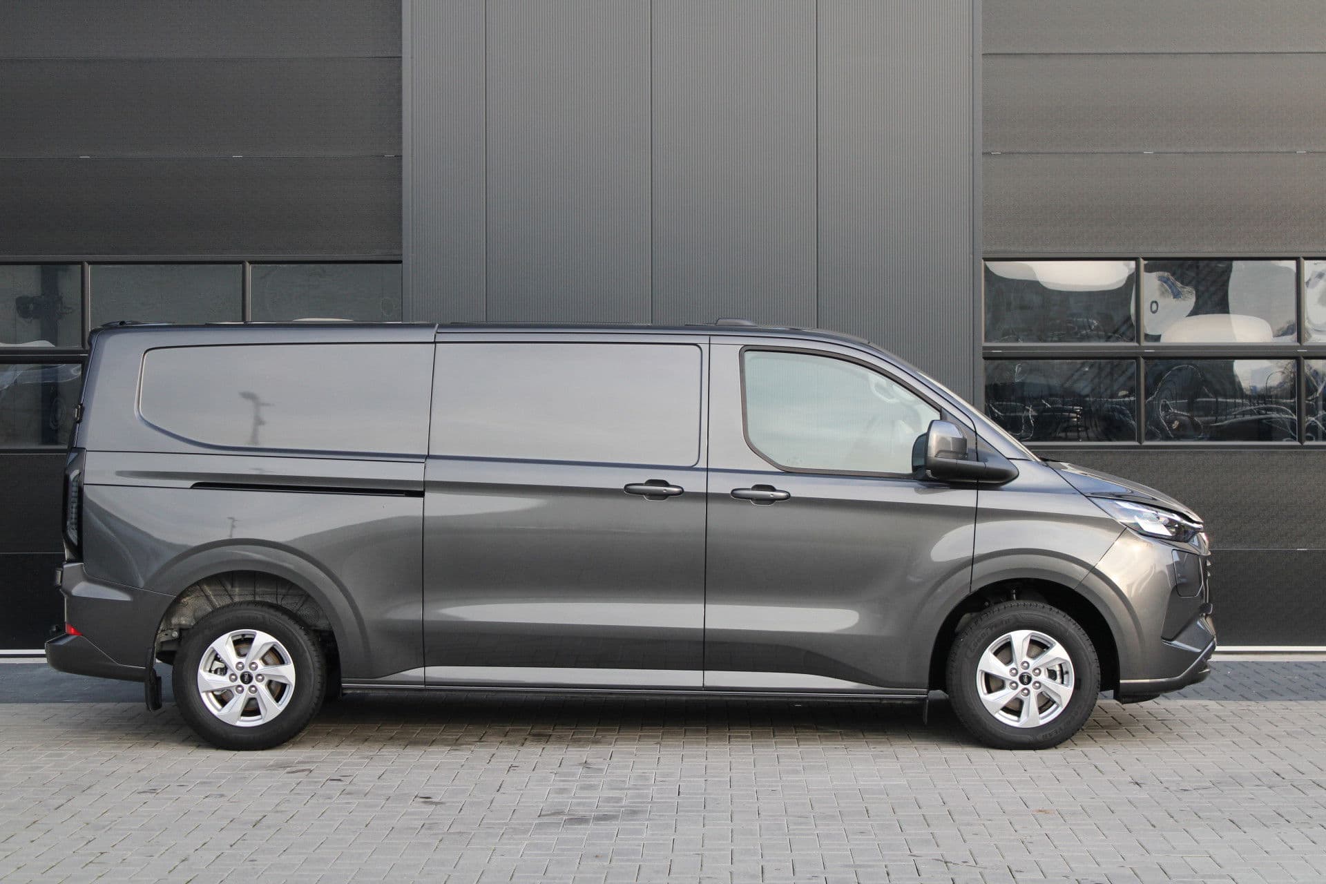 Ford Transit Custom 320 2.5 PHEV L2H1 Limited 232pk - 2x Schuifdeur - Trekhaak - Stoel/Stuurverwarming - ACC - Blindspot - Keyless - Rijklaar thumbnail 4