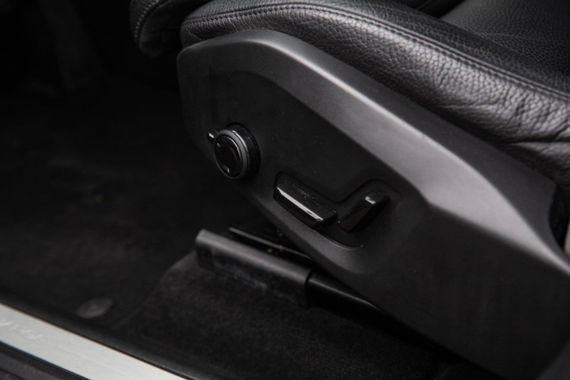 Volvo XC60 2.0 T6 Plug-in hybrid AWD Plus Dark , Panoramadak, Memory, Leer thumbnail 23