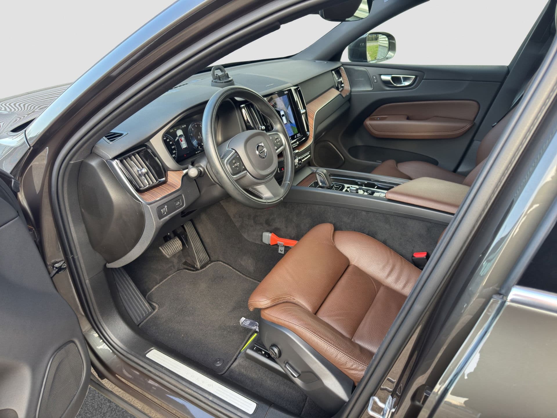 Volvo XC60 2.0 B5 Momentum Exclusive | Pano | Leder | 360* | H&K | thumbnail 9