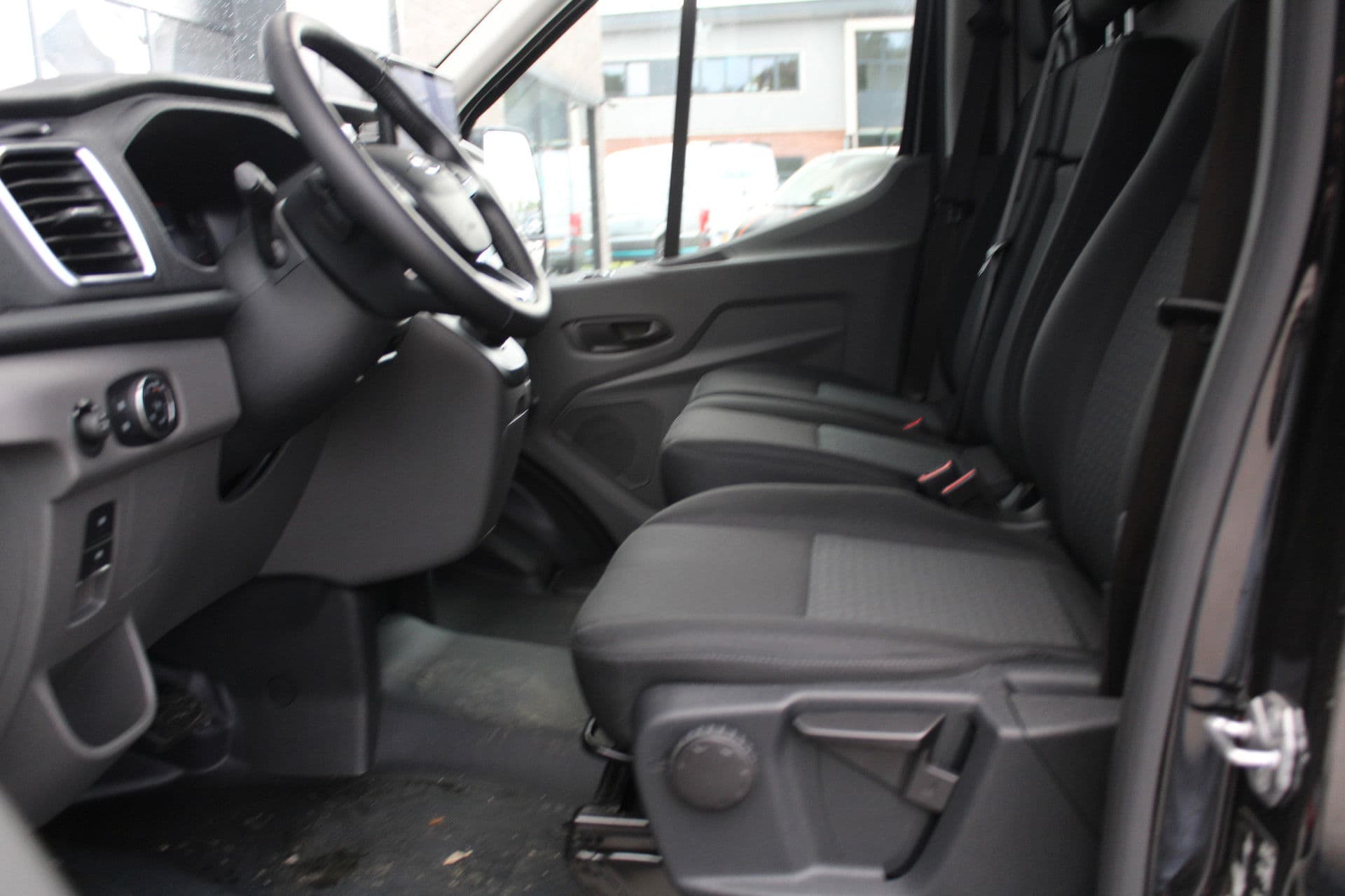 Ford Transit 350 2.0 TDCI L2H2 Limited 165pk - Adaptive Cruise - Xenon - Navi - Blind Spot - 360 camera - Rijklaar thumbnail 8