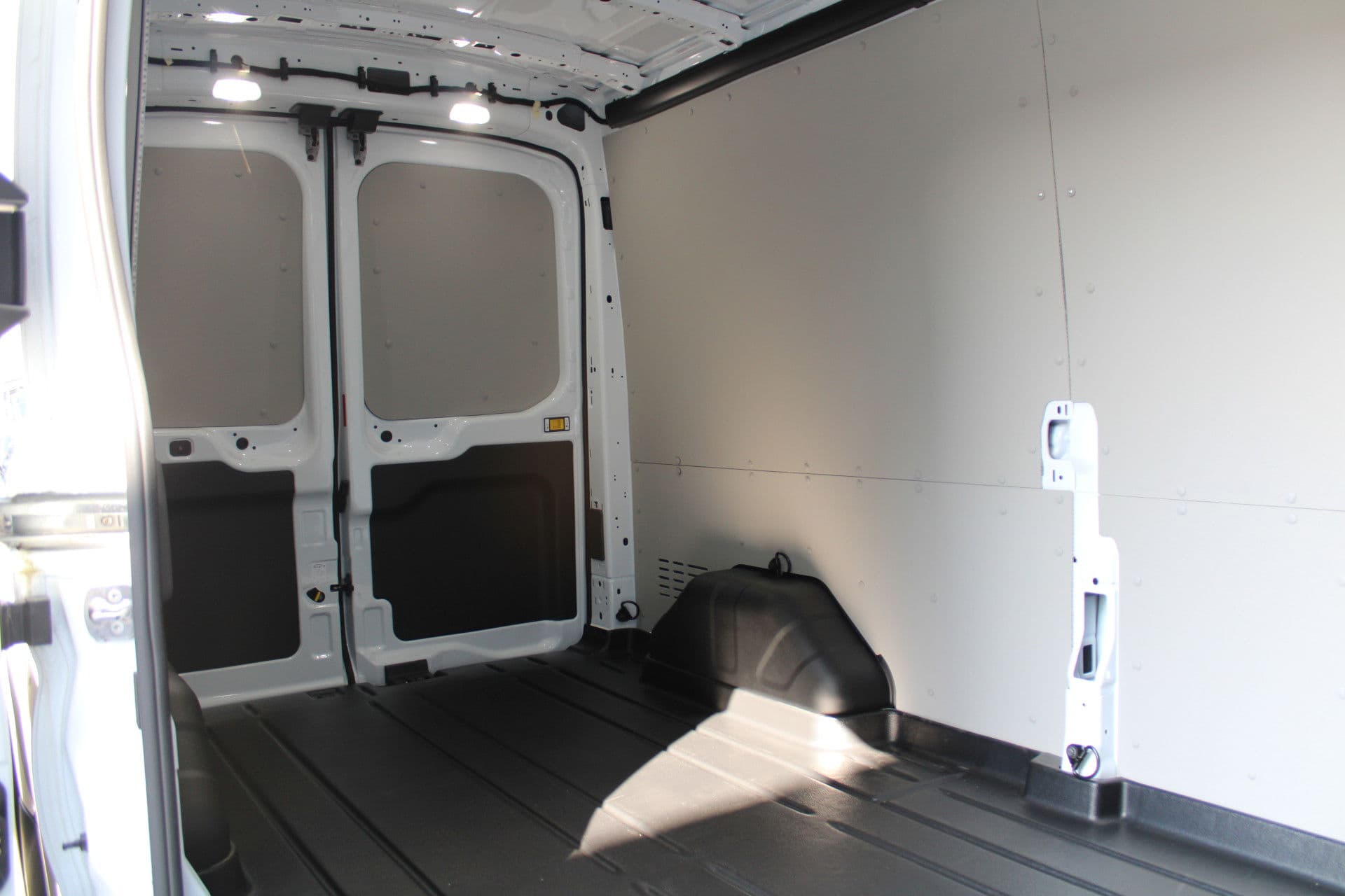 Ford Transit 350 2.0 TDCI L3H2 Trend 130pk Trend - Navigatie - Blind Spot - Adaptive cruise - Camera - 270gr deuren - Trekhaak - Rijklaar thumbnail 6