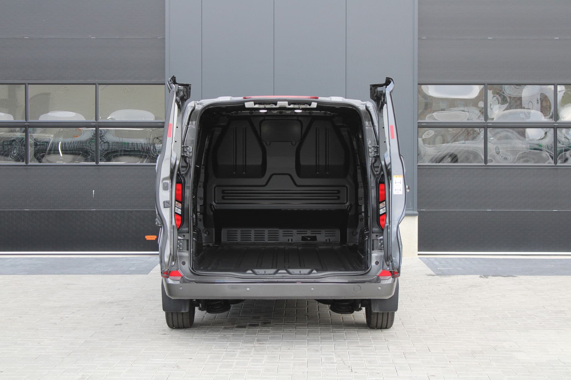 Ford Transit Custom 320 2.0 TDCI L2H1 Limited 150pk - Adaptive Cruise - Verwarmd stuur - Blind spot - Navigatie - Camera - Draadloos laden - Rijklaar thumbnail 8