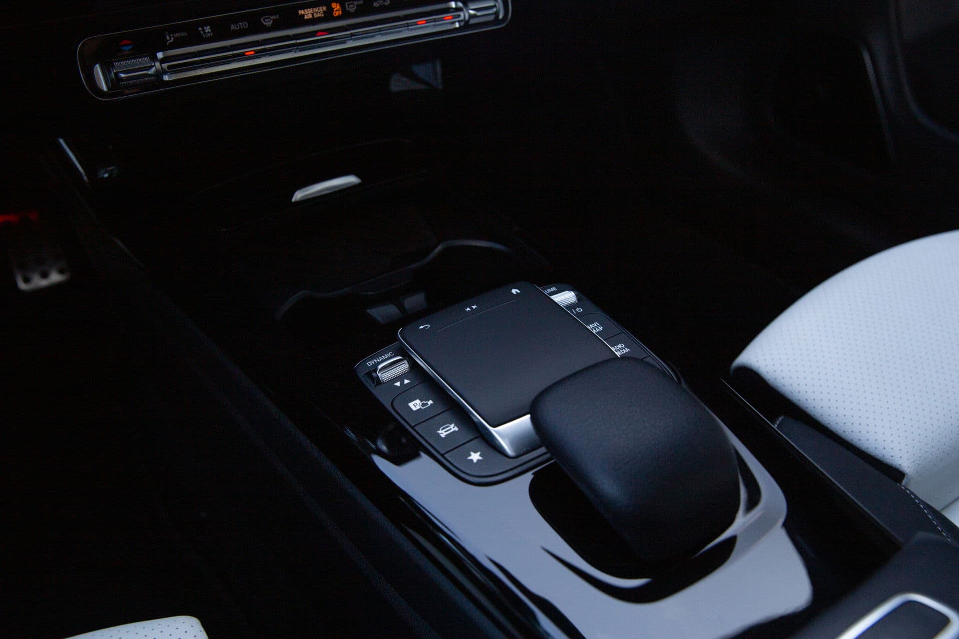 Mercedes-Benz CLA-Klasse 200 Premium Plus AMG , Panoramadak, Burmester, Head-up display, Vol! thumbnail 23