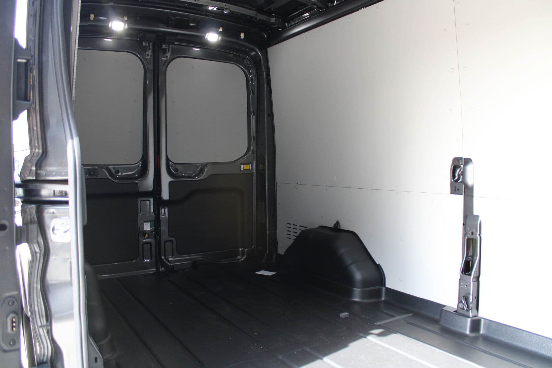 Ford Transit 350 2.0 TDCI L3H2 Trend 130pk Trend - Carplay - Android - 360 Camera - Climate - Cruise - Parkeersensoren - Rijklaar thumbnail 11