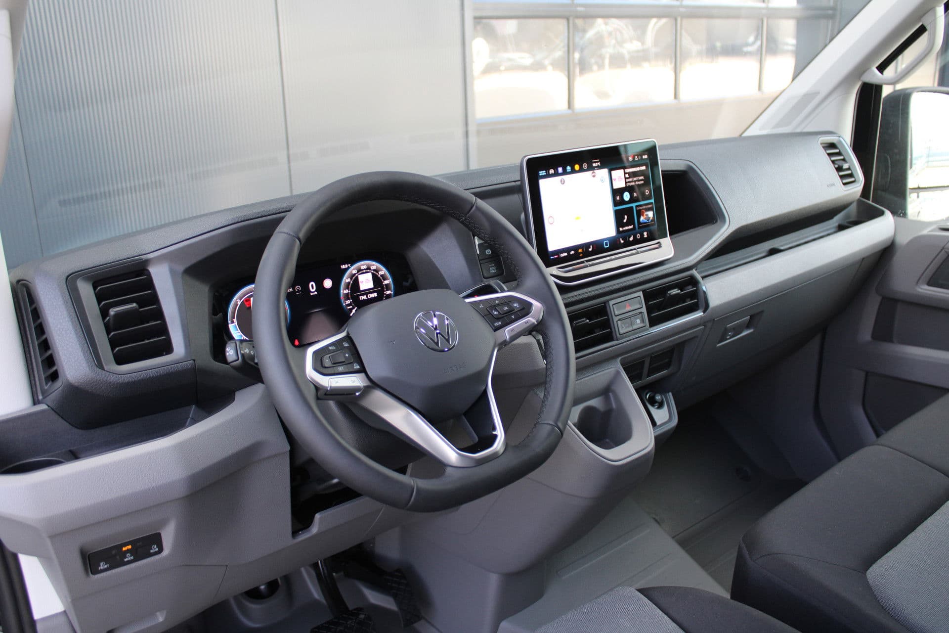 Volkswagen Crafter 35 2.0 TDI L3H3 177pk - Facelift - Navigatie - LED - Geveerde stoel - Virtual cockpit - Camera - Trekhaak - Stoelverwarming - Rijklaar thumbnail 2