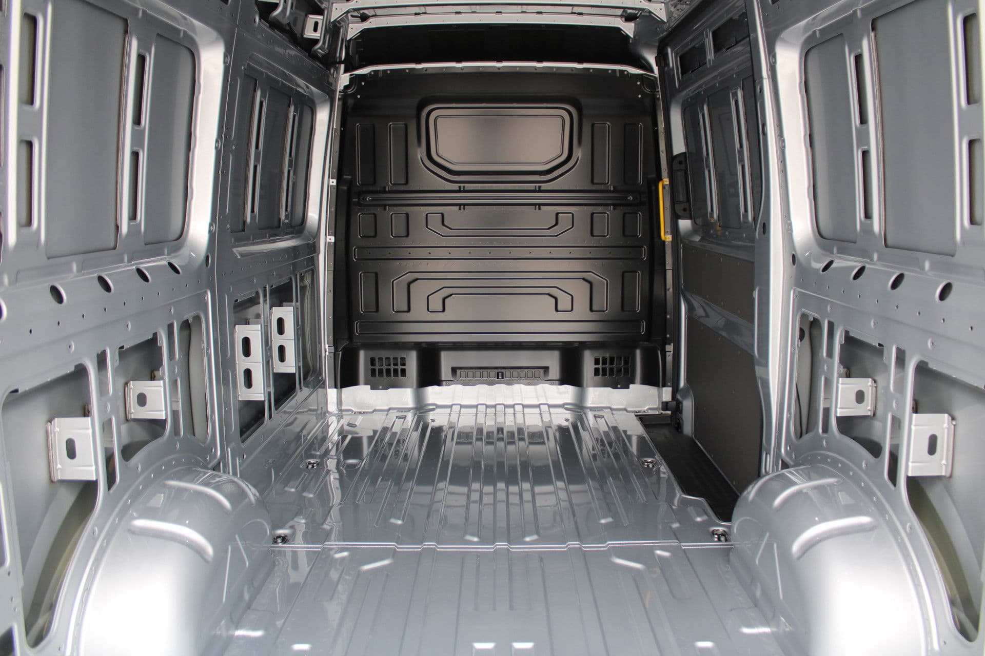 Volkswagen Crafter 30 2.0 TDI L3H3 140pk - Navigatie - DAB - Geveerde Stoel - Camera - Carplay - Rijklaar thumbnail 5