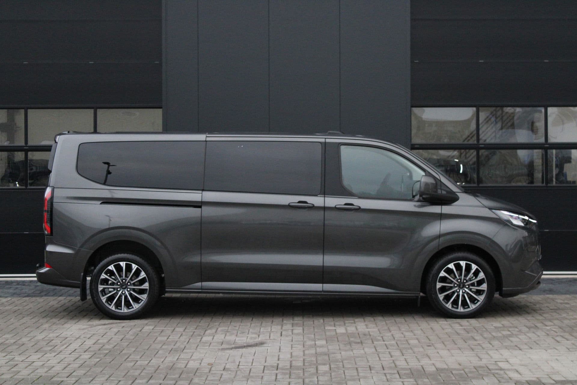 Ford Tourneo Custom 340 2.5 PHEV L2H1 Titanium X 232pk - 2x Schuif - ACC - 360 camera - Leder - Prijs excl. BTW - Rijklaar thumbnail 4