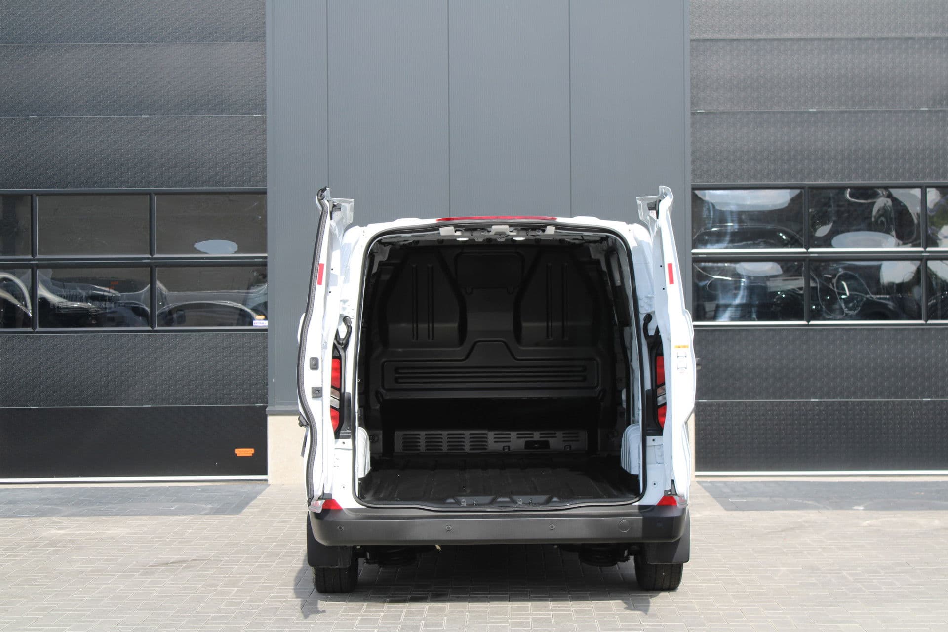 Ford Transit Custom 320 2.5 PHEV L2H1 Trend 232pk - 5 jaar GARANTIE - 2x Schuifdeur - Adaptive Cruise - Blind Spot - Navigatie - Camera - Verwarmd Stuur - Rijklaar thumbnail 10