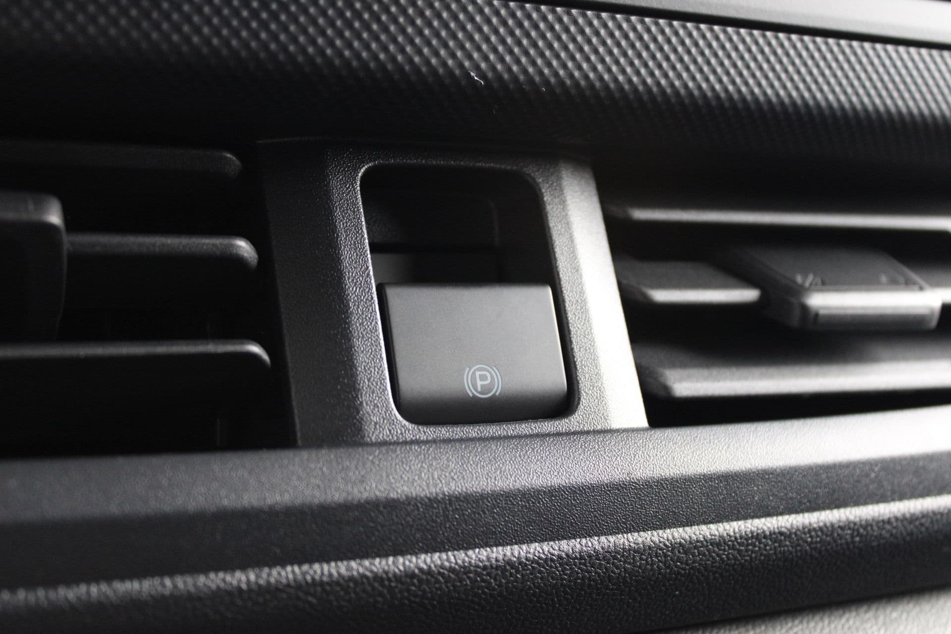 Ford Transit Custom 320 2.0 TDCI L2H1 Trend 170pk - 4x4 AWD - 2x Schuifdeur - Carplay - Android - Camera - Stoelverwarming - Verwarmd stuurwiel - Rijklaar thumbnail 27