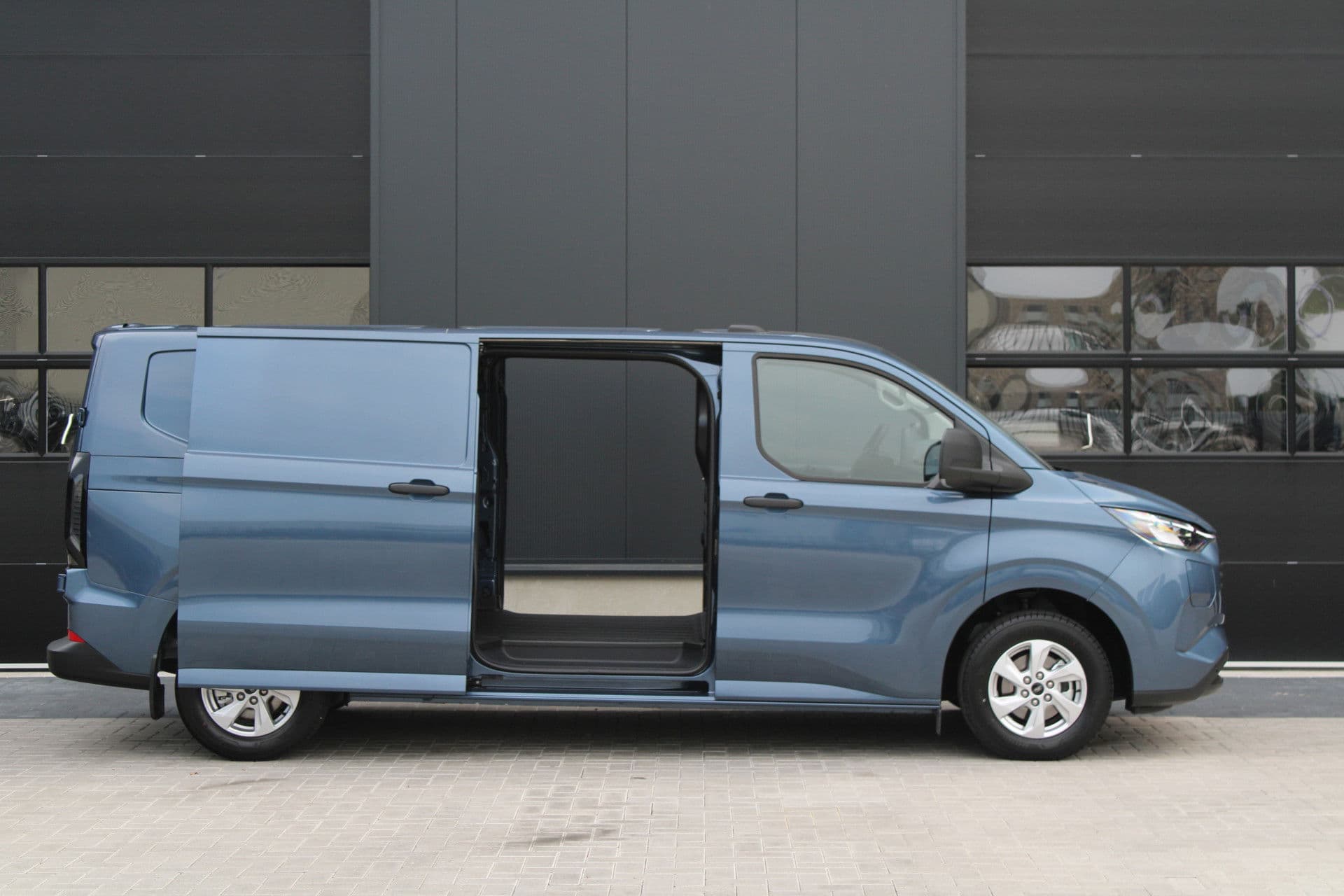 Ford Transit Custom 320 2.5 PHEV L2H1 Trend 232pk - 5 jaar GARANTIE - 2x Schuifdeur - Adaptive Cruise - Blind Spot - Navigatie - Camera - Verwarmd Stuur - Rijklaar thumbnail 5