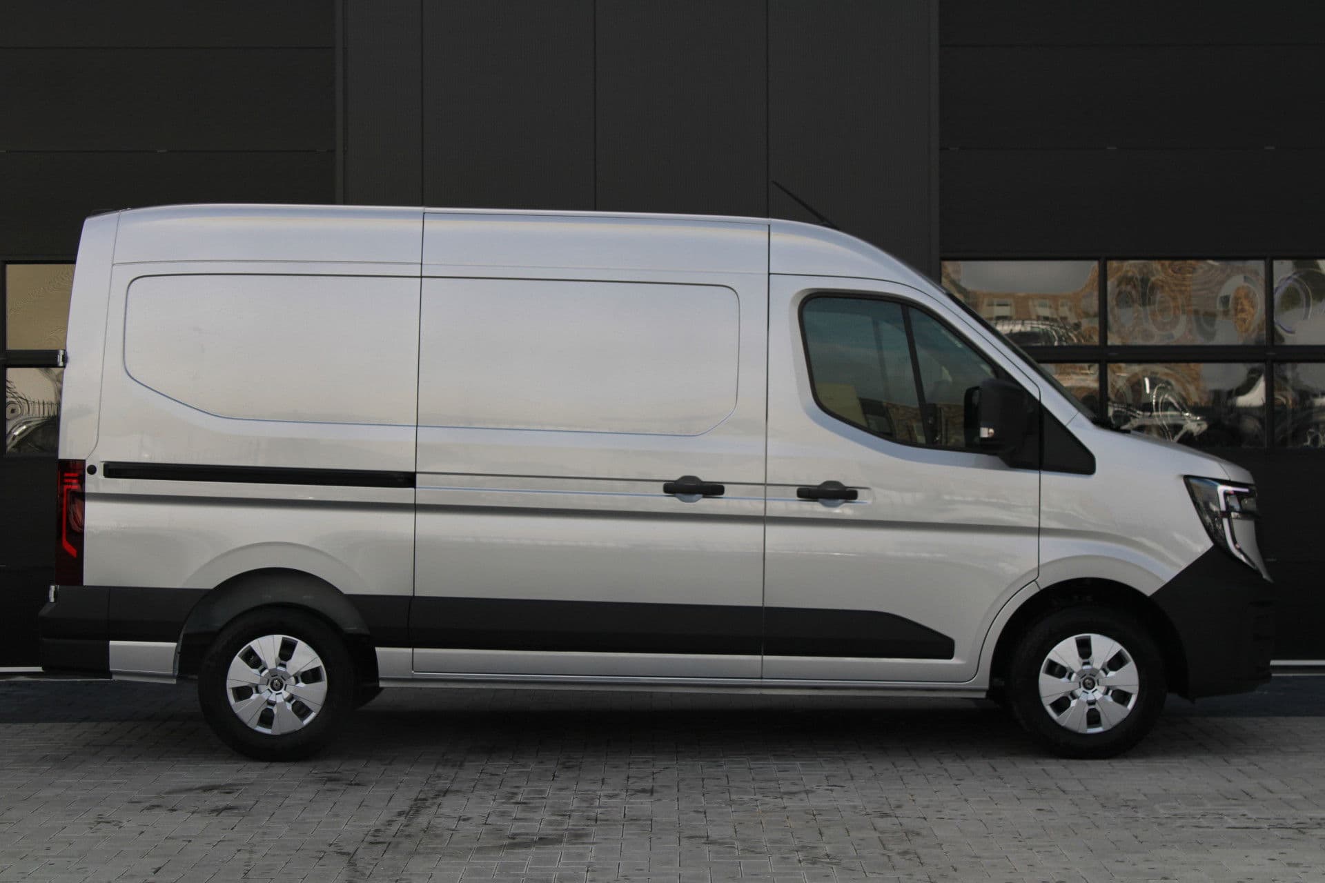 Renault Master T35 2.0 dCi 170pk L2H2 Extra - 2x Schuifdeur - Navigatie - Blind Spot - Camera - Stoelverwarming - Verwarmde voorruit - Rijklaar thumbnail 4