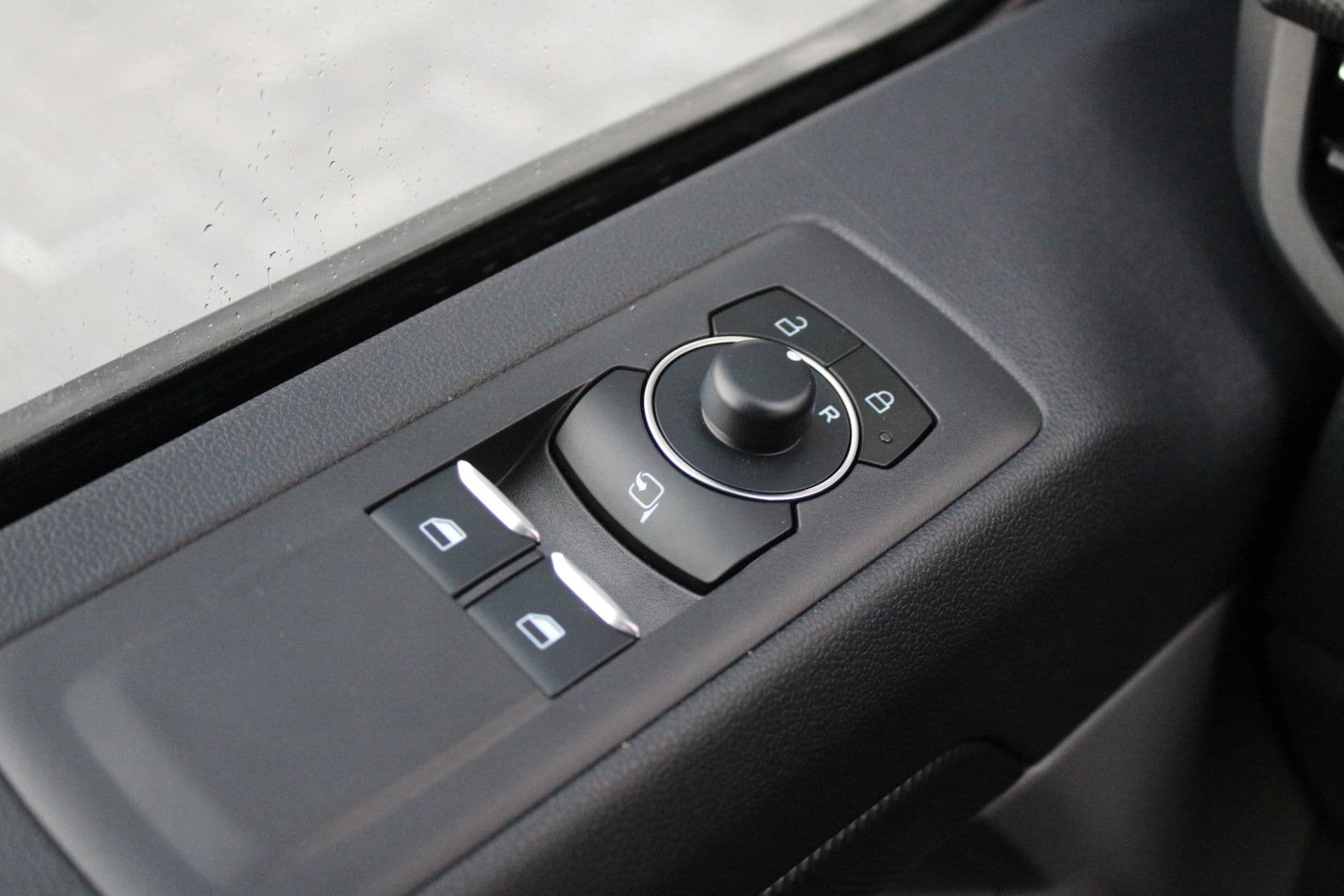 Ford Transit Custom 320 2.5 PHEV L2H1 Limited 232pk - 2x Schuifdeur - Trekhaak - Stoel/Stuurverwarming - Blindspot - Keyless - Rijklaar thumbnail 18