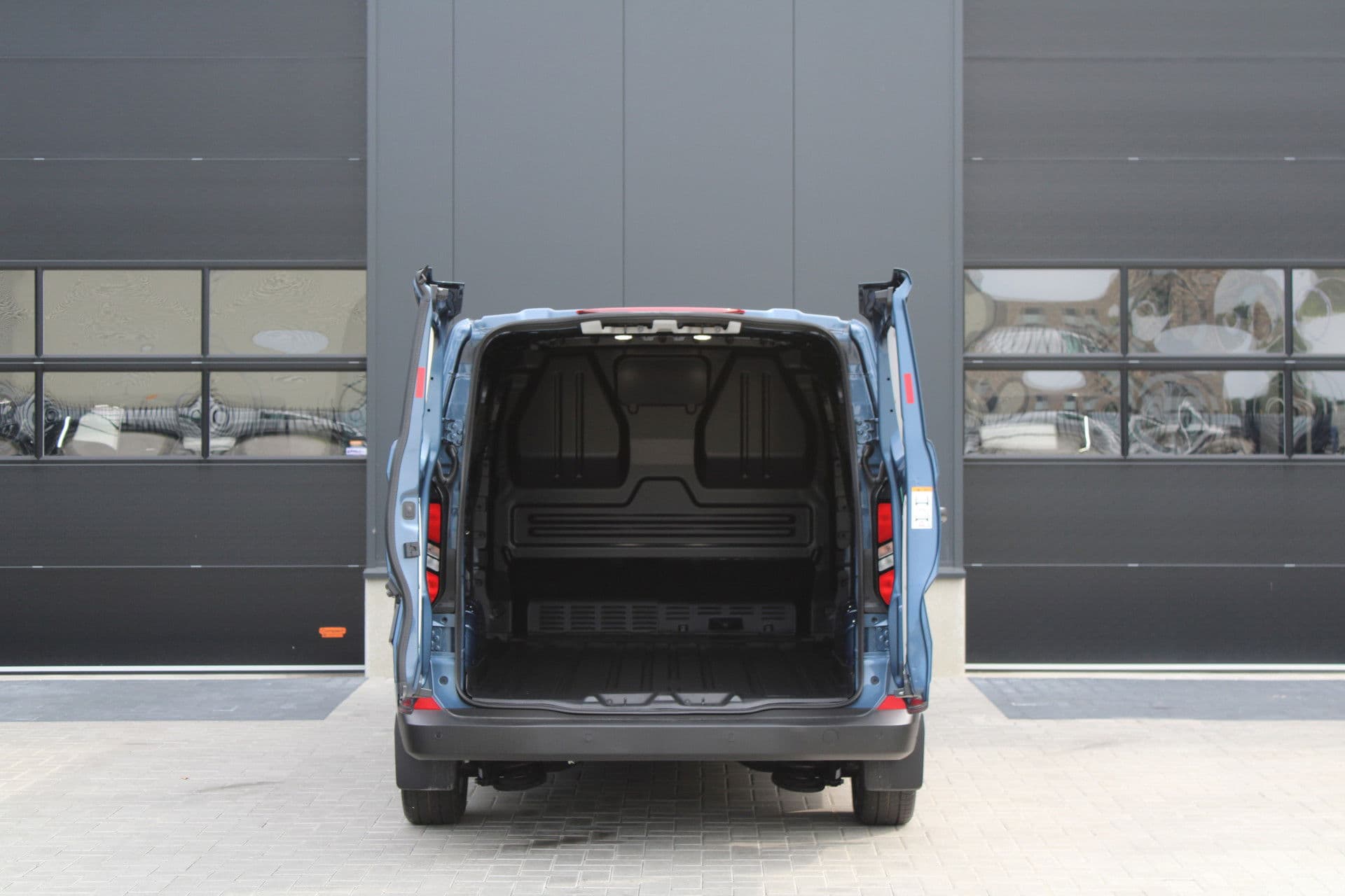 Ford Transit Custom 320 2.5 PHEV L2H1 Trend 232pk - 5 jaar GARANTIE - 2x Schuifdeur - Adaptive Cruise - Blind Spot - Navigatie - Camera - Verwarmd Stuur - Rijklaar thumbnail 10