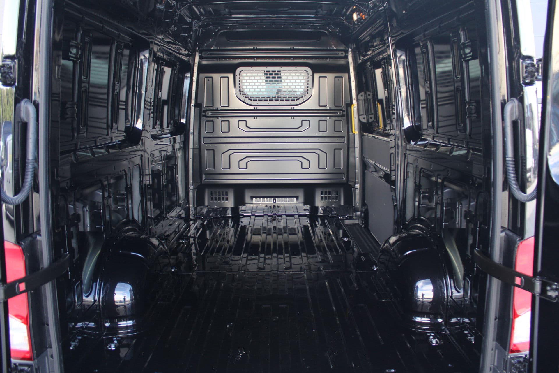 Volkswagen Crafter 35 2.0 TDI L3H3 177pk - Facelift - Navigatie - LED - Geveerde stoel - Virtual cockpit - Camera - Trekhaak - Stoelverwarming - Rijklaar thumbnail 5