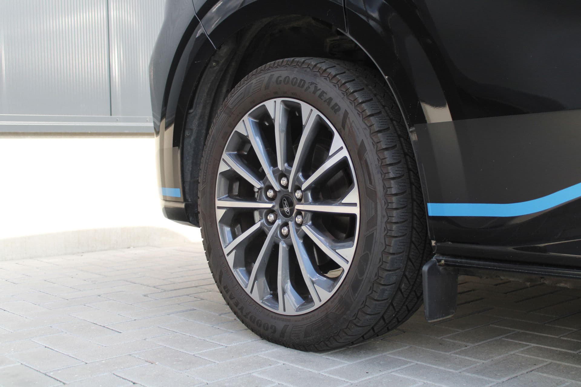 Ford Tourneo Custom 320 2.0 TDCI L2H1 Titanium X DC 170pk - Adaptive Cruise - LED - Blind Spot - Leder - Navigatie - 360 Camera - Trekhaak - Rijklaar thumbnail 11