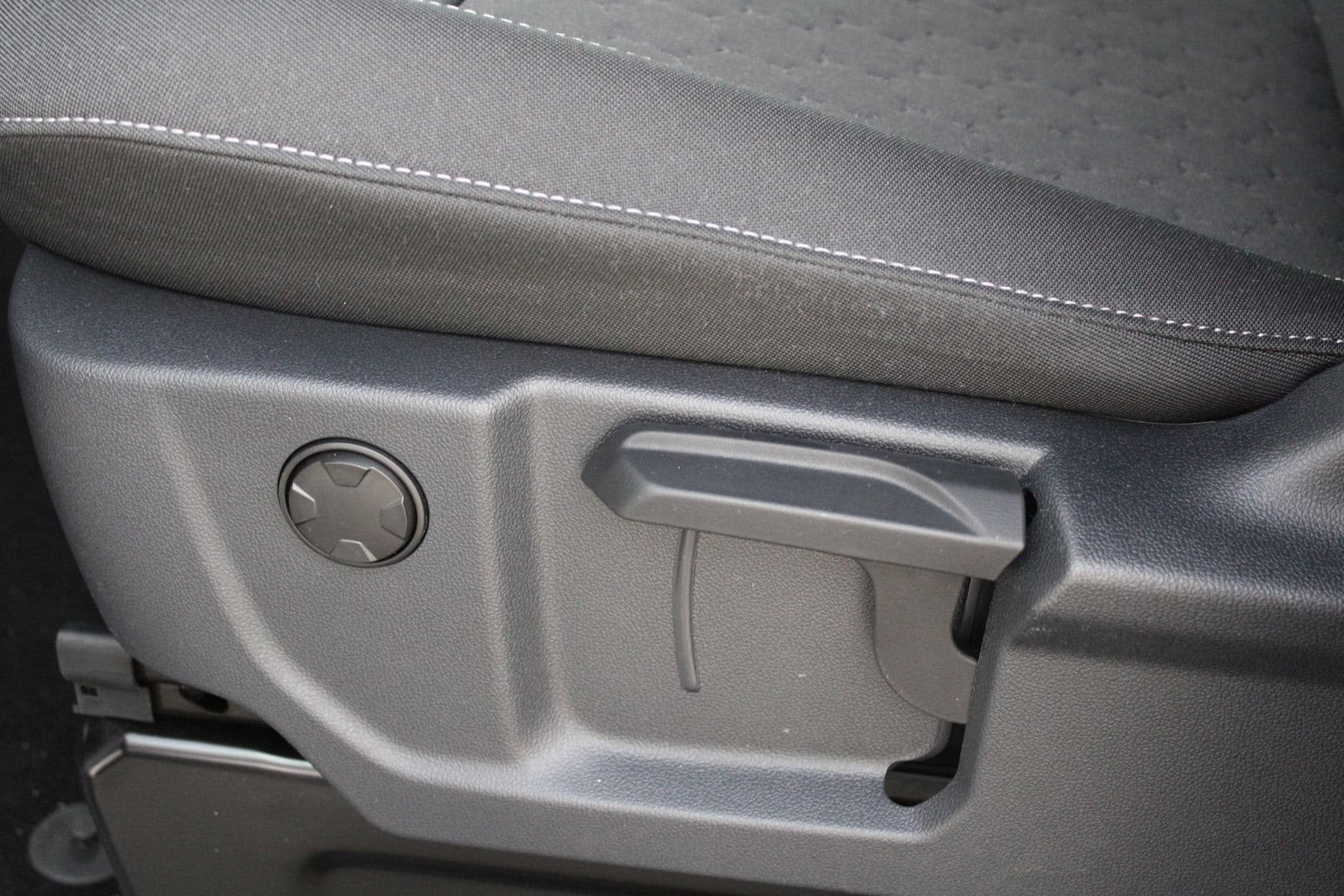 Ford Transit Custom 340 2.5 PHEV L2H1 Limited 232pk - 8 zits - Adaptive Cruise - Blind spot - Navi - Stuurverwarming - Airco achterin - Incl BPM - Rijklaar thumbnail 26