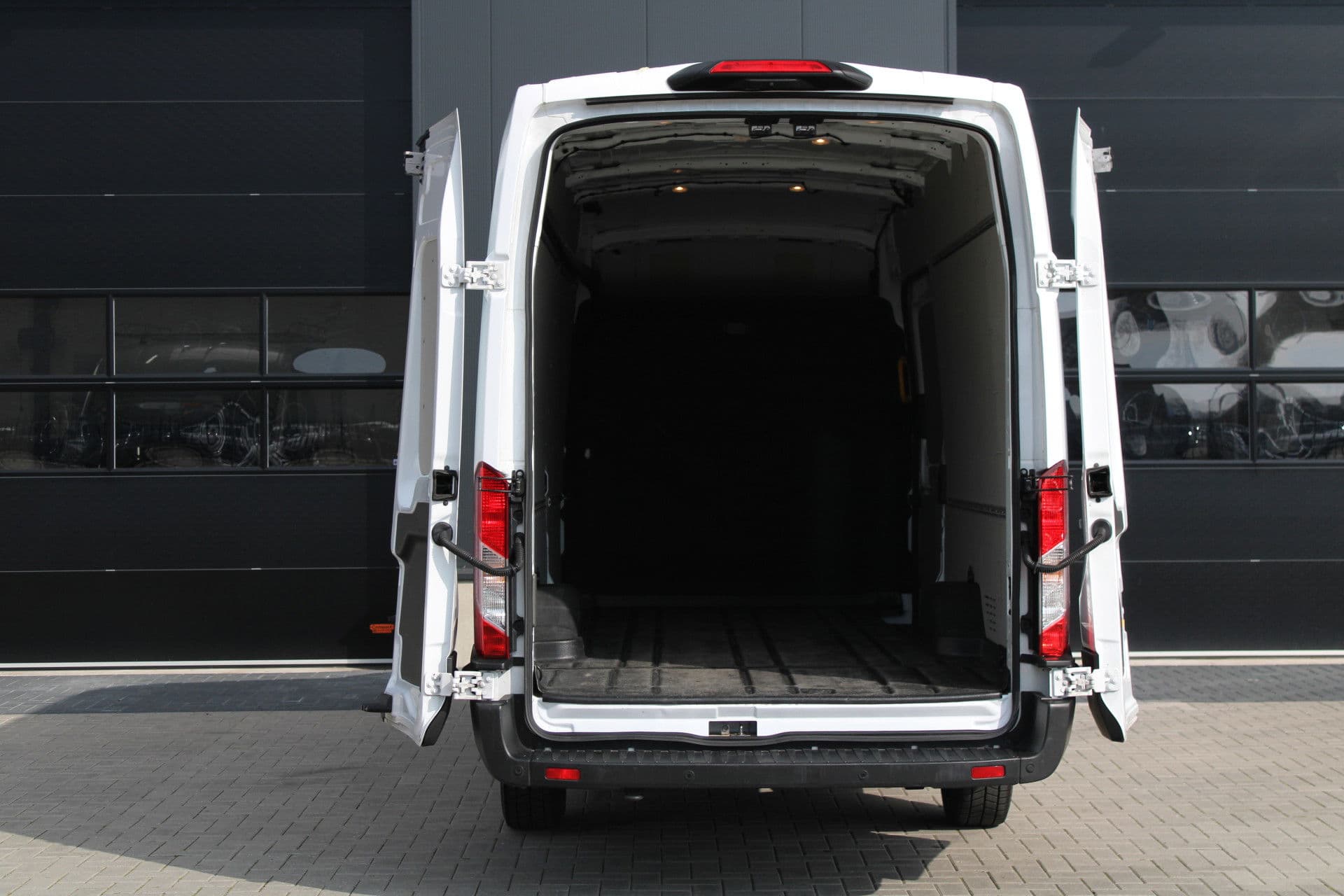 Ford Transit 350 2.0 TDCI L4H3 Trend RWD 130pk - 270gr deuren - Camera - Cruise - Carplay - Airco - PDC - Rijklaar thumbnail 7