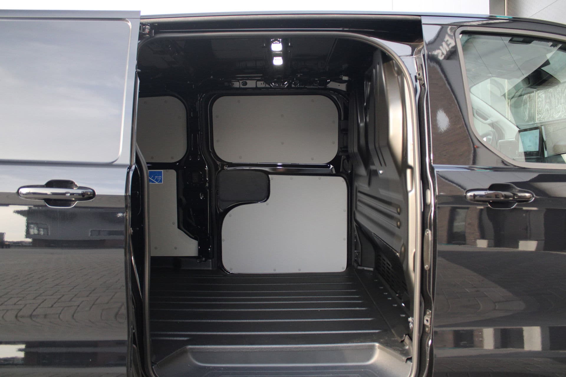 Ford Transit Custom 320 2.5 PHEV L2H1 Limited 232pk - 2x Schuifdeur - Trekhaak - Stoel/Stuurverwarming - Blindspot - Keyless - Rijklaar thumbnail 13