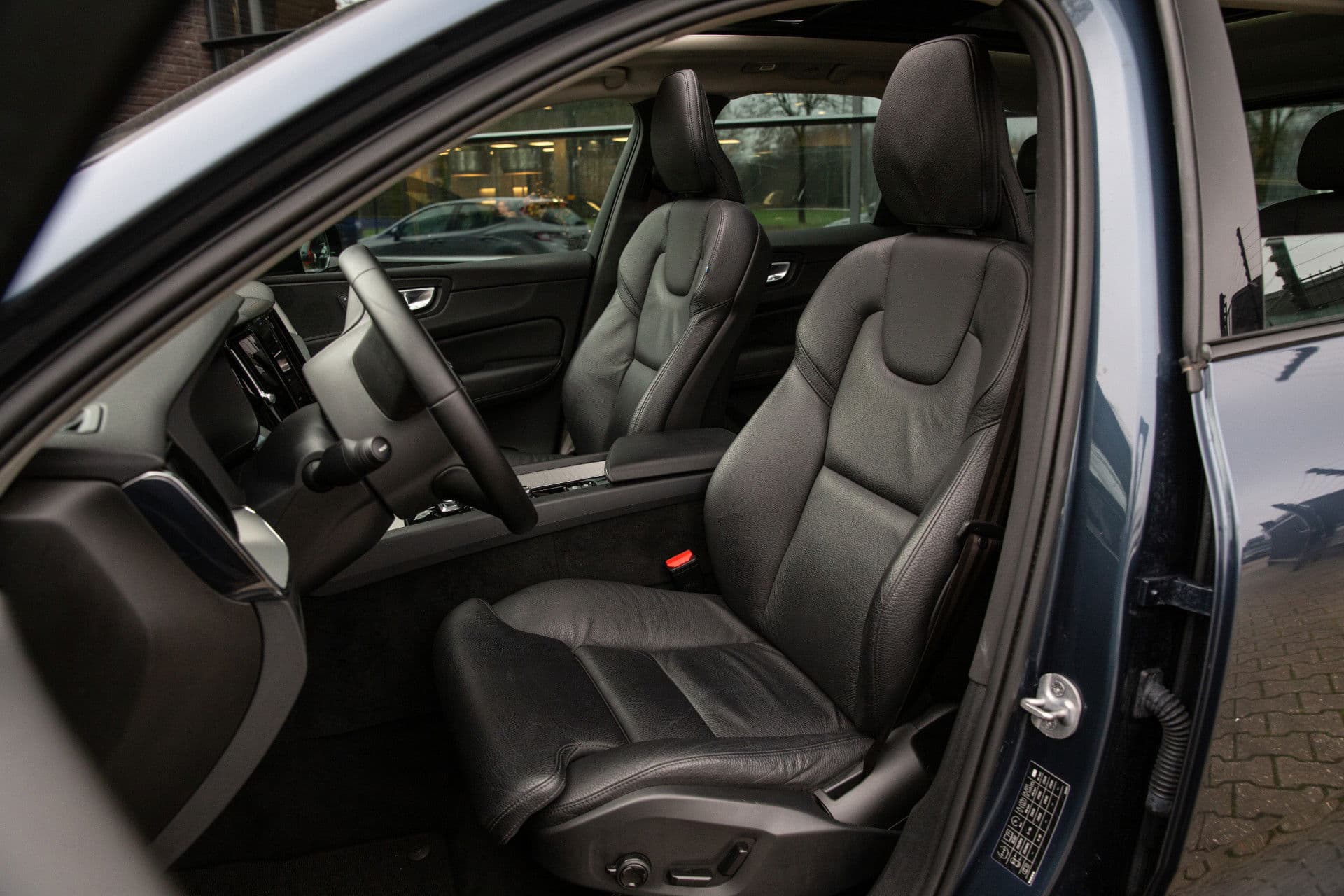 Volvo XC60 2.0 T6 Plug-in hybrid AWD Plus Dark , Panoramadak, Memory, Leer thumbnail 3