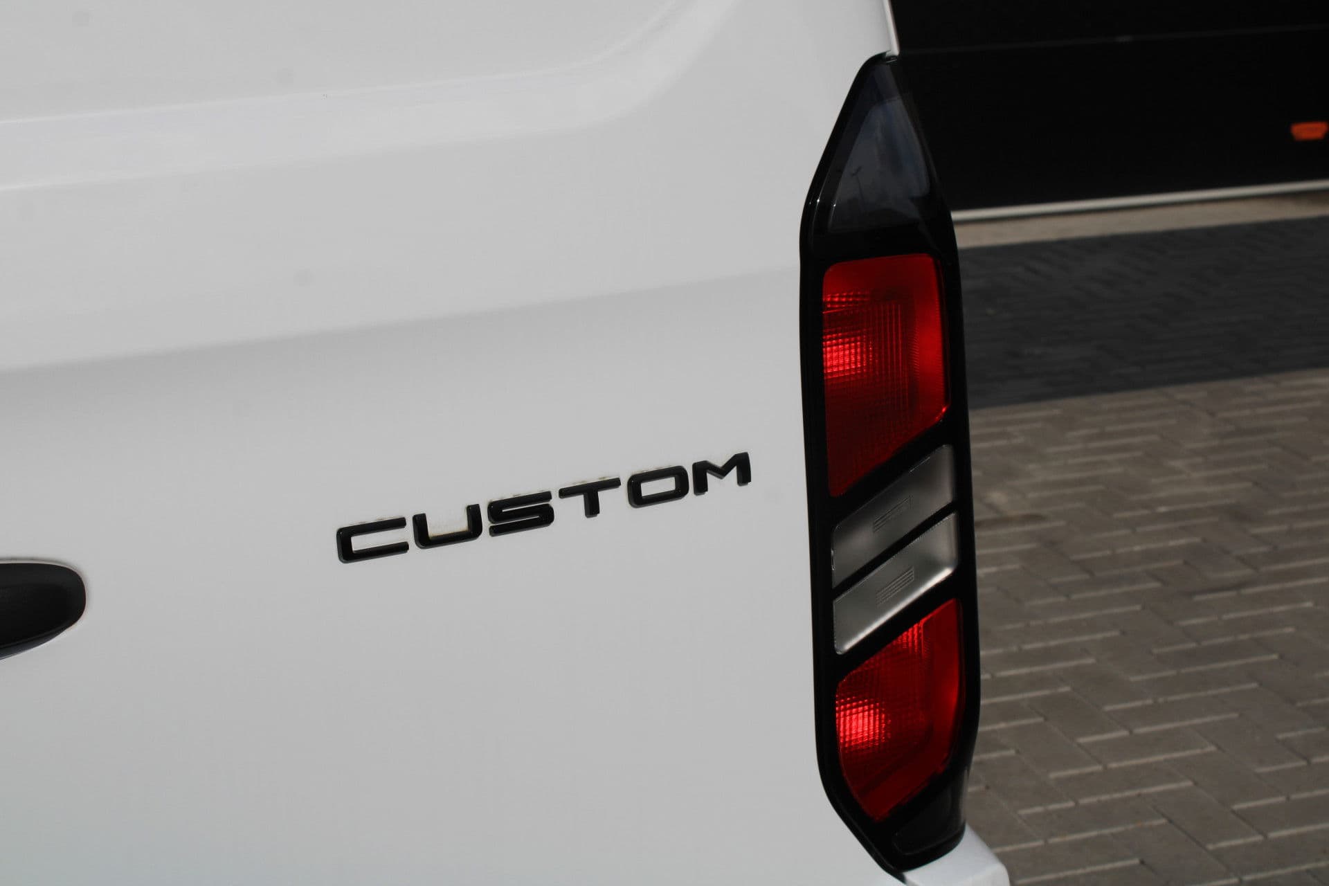 Ford Transit Custom 320 2.5 PHEV L2H1 Trend 232pk - 5 jaar GARANTIE - 2x Schuifdeur - Adaptive Cruise - Blind Spot - Navigatie - Camera - Verwarmd Stuur - Rijklaar thumbnail 37