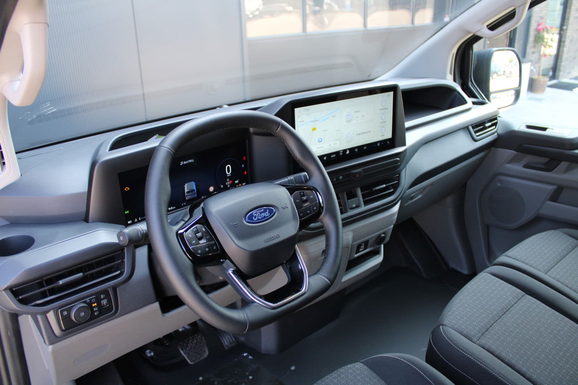 Ford Transit Custom 320 2.5 PHEV L2H1 Trend 232pk - 5 jaar GARANTIE - 2x Schuifdeur - Adaptive Cruise - Blind Spot - Navigatie - Camera - Verwarmd Stuur - Rijklaar thumbnail 2