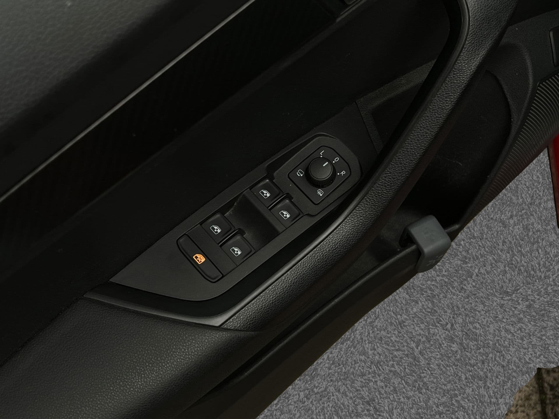 Škoda Karoq 1.5 TSI ACT Sportline Business | Pano | Adaptive | Trekhaak | Canton | Dodehoek det. | thumbnail 18